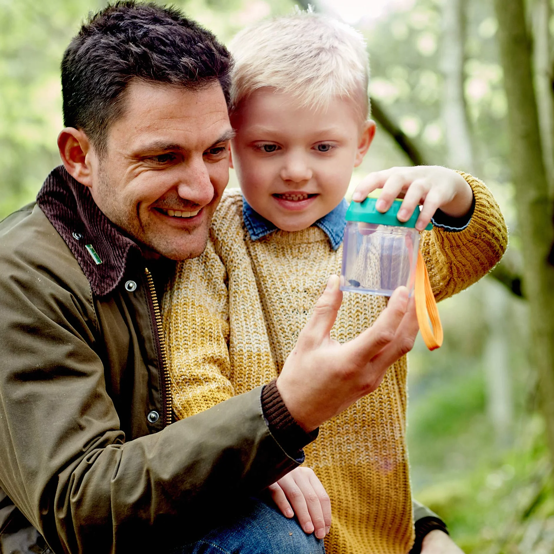 Hape Boîte à Insectes pour Enfants avec Loupe - Pot en Plastique Végétal, Loupe x4, 5+ Ans, Kit Exploration Nature