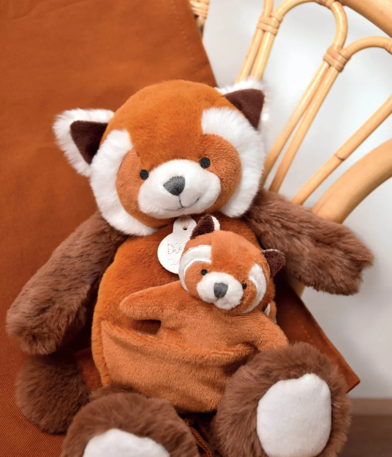 Peluche Panda Roux 25 cm Marron - DOUDOU ET COMPAGNIE - Avec Bébé - Boîte Cadeau - Collection UNICEF