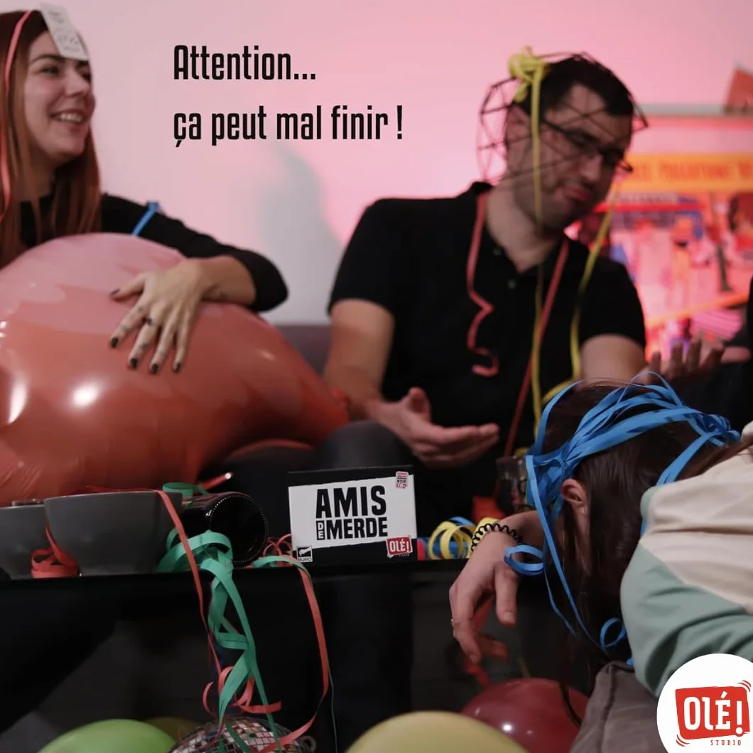 Olé! Studio Amis DE Merde – Le Jeu Qui ruine Vos amitiés ! Qui Sera l’ami de Merde de la soirée ? - Jeu de Cartes - Jeu de société Amusant pour Adultes - Idée Cadeau, Noir
