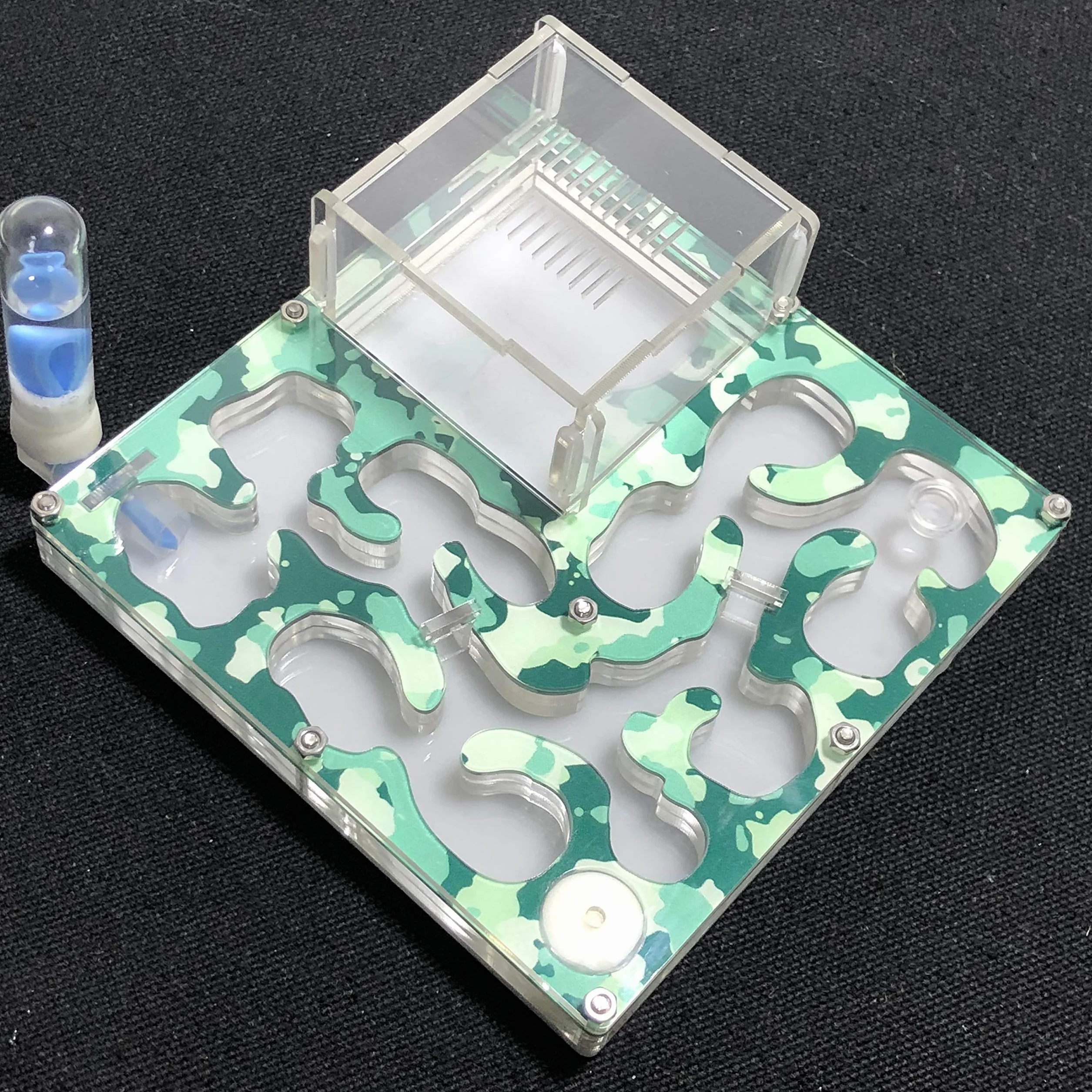 AntHouse Fourmilière Grand Espace Camouflage avec Alimentation en Eau pour Fourmis Insectes 140x140mm