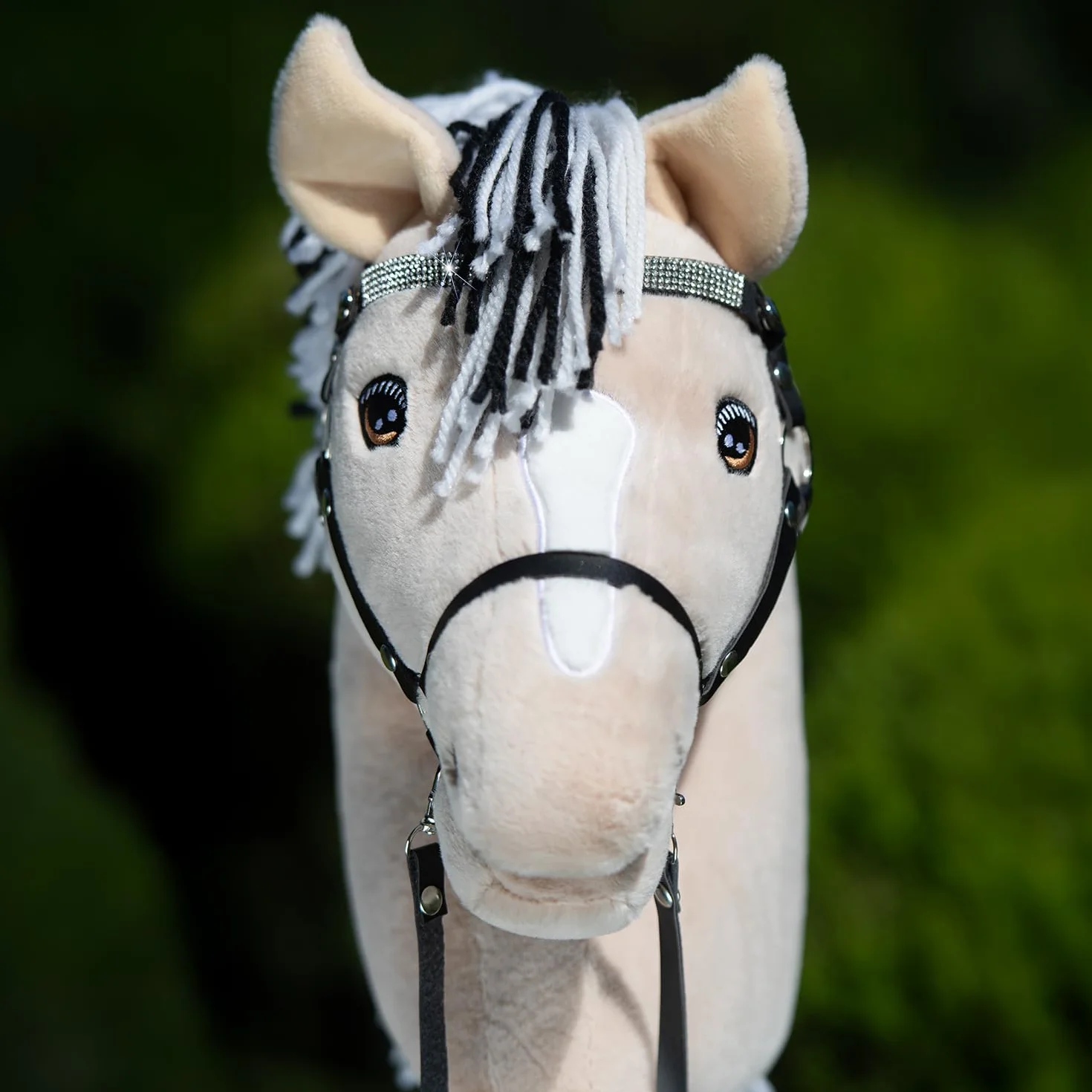 Hobby Horse Fjord A3 Cheval bâton Beige crins Noirs et Blanc Filet Complet Frontal Scintillant Jouet Équestre