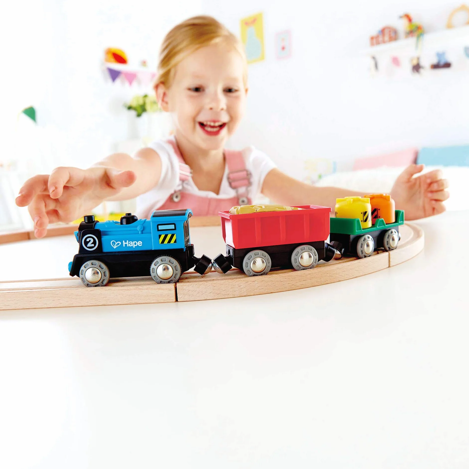 Hape Train de Marchandises à Piles - Locomotive Électrique Bleue avec Deux Wagons pour Enfant dès 3 Ans