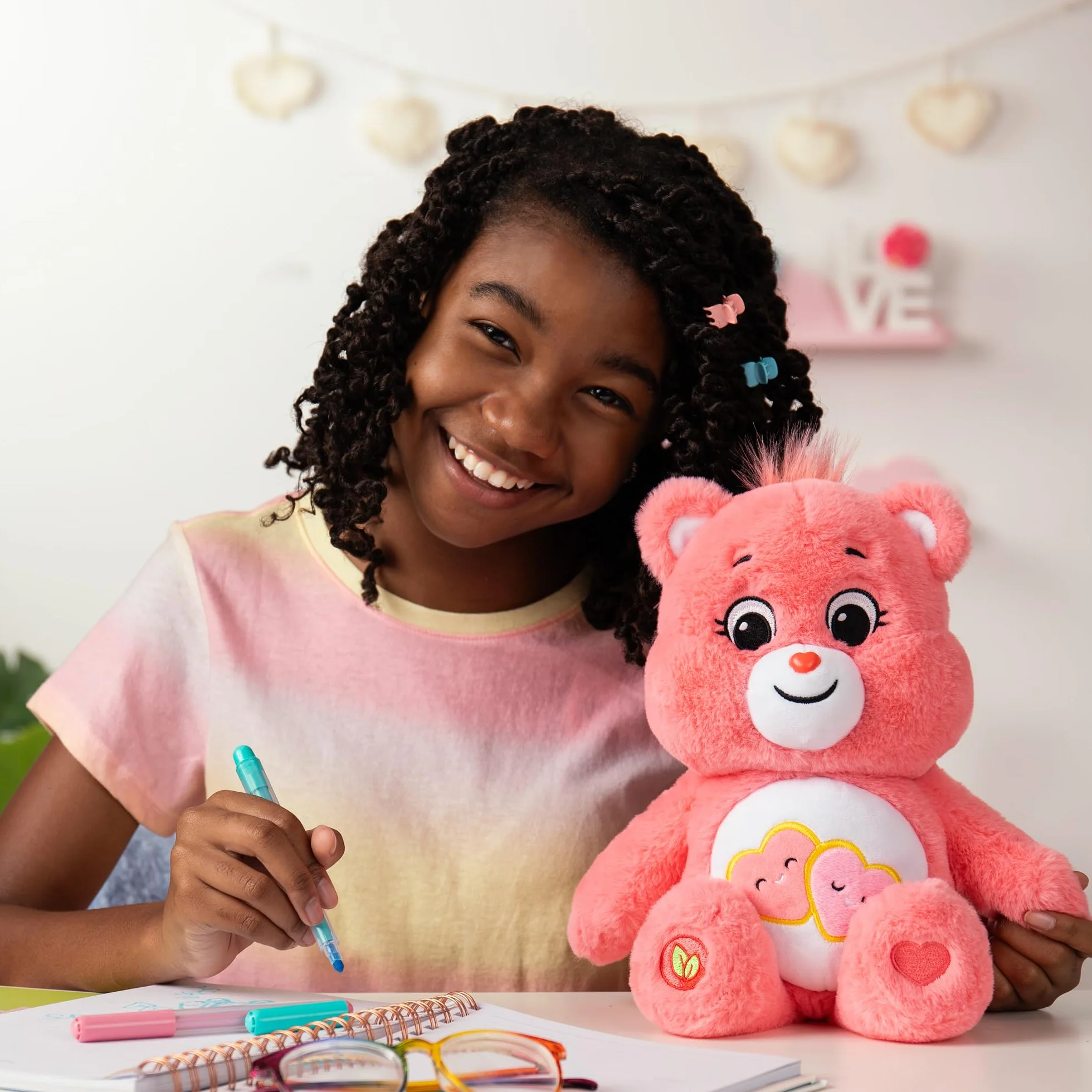Care Bears Basic Fun Love-a-Lot Bear Peluche 35 cm Jouet Doux câlin écusson cœur