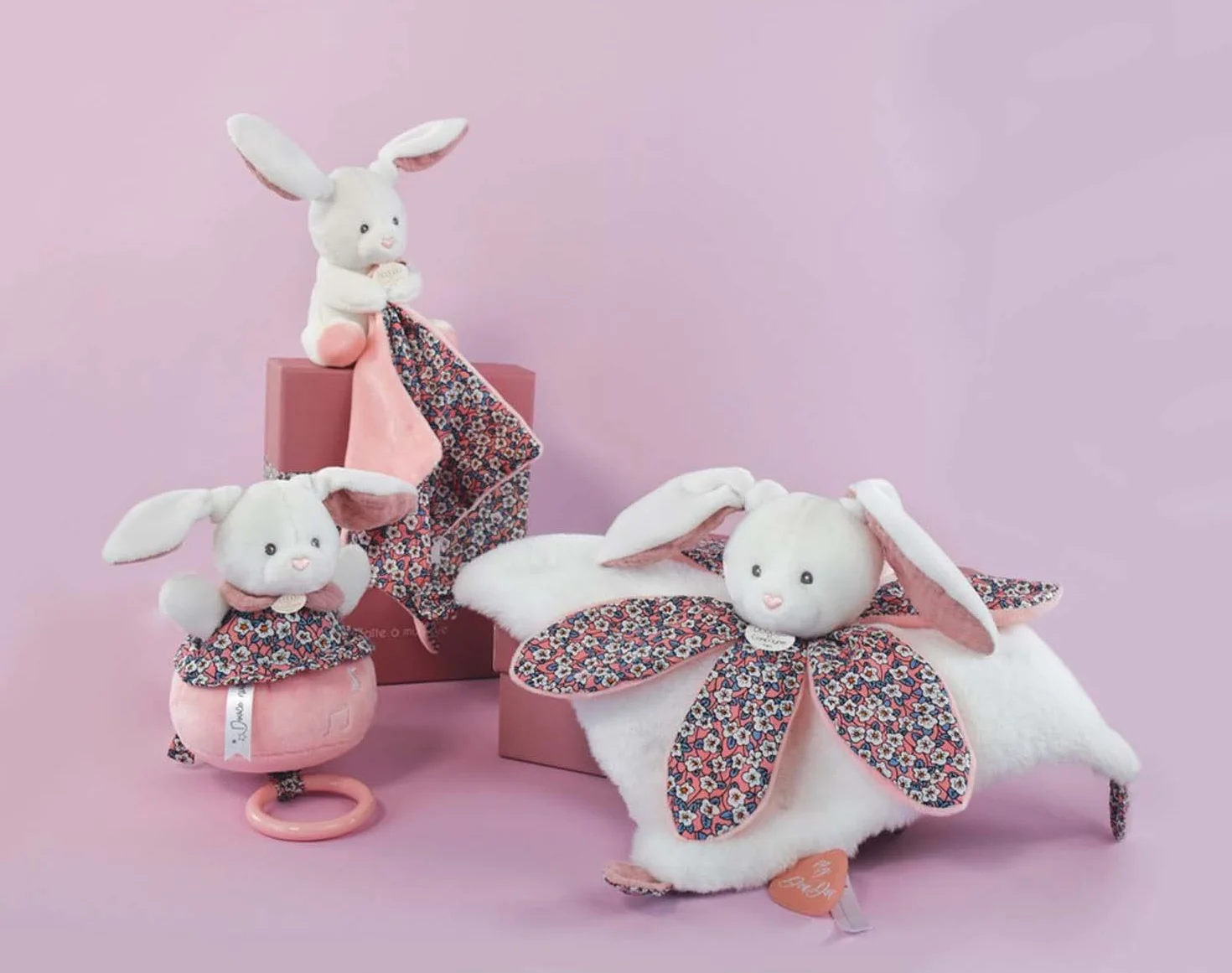 Doudou et Compagnie BOH'AIME Pantin Lapin avec Doudou Boîte en Forme de Fleur Rose Idée Cadeau de Naissance