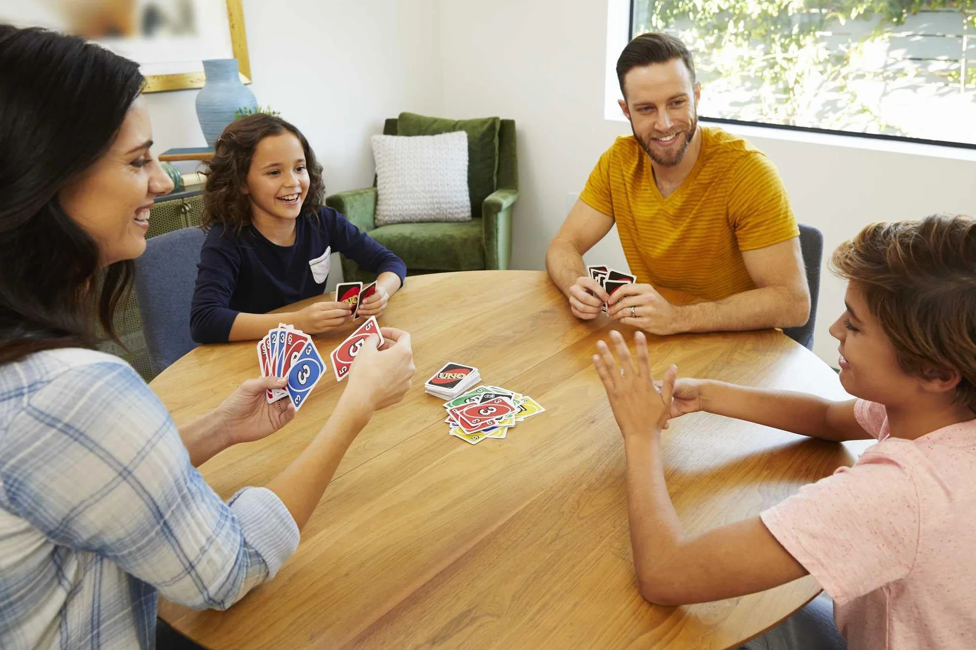 Mattel Games UNO Boîte Métallique Jeu de Cartes Familial 2-10 Joueurs 7 Ans+