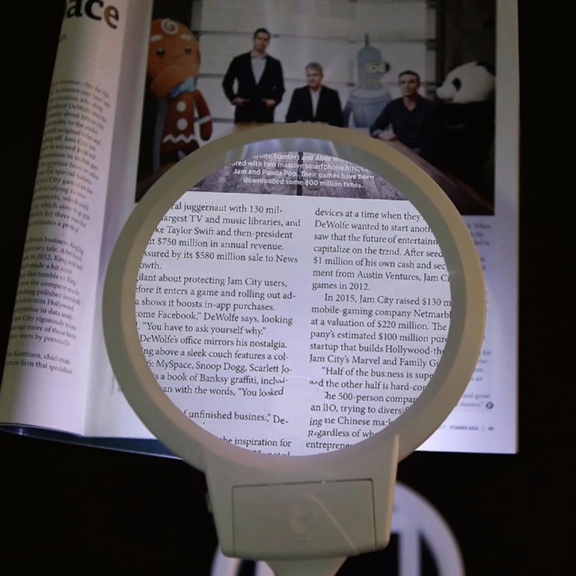 Lampe Loupe sur Pied en Métal Pliable avec Éclairage LED Double Intensité Grossissement 25X et 5X Base avec Échelle Intégrée