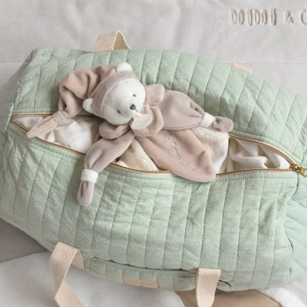 DOUDOU ET COMPAGNIE Doudou Plat Ours Collector Taupe 3 Couleurs au Choix Ourson avec Bonnet de Nuit Boite Cadeau Cadeau Naissance Bébé
