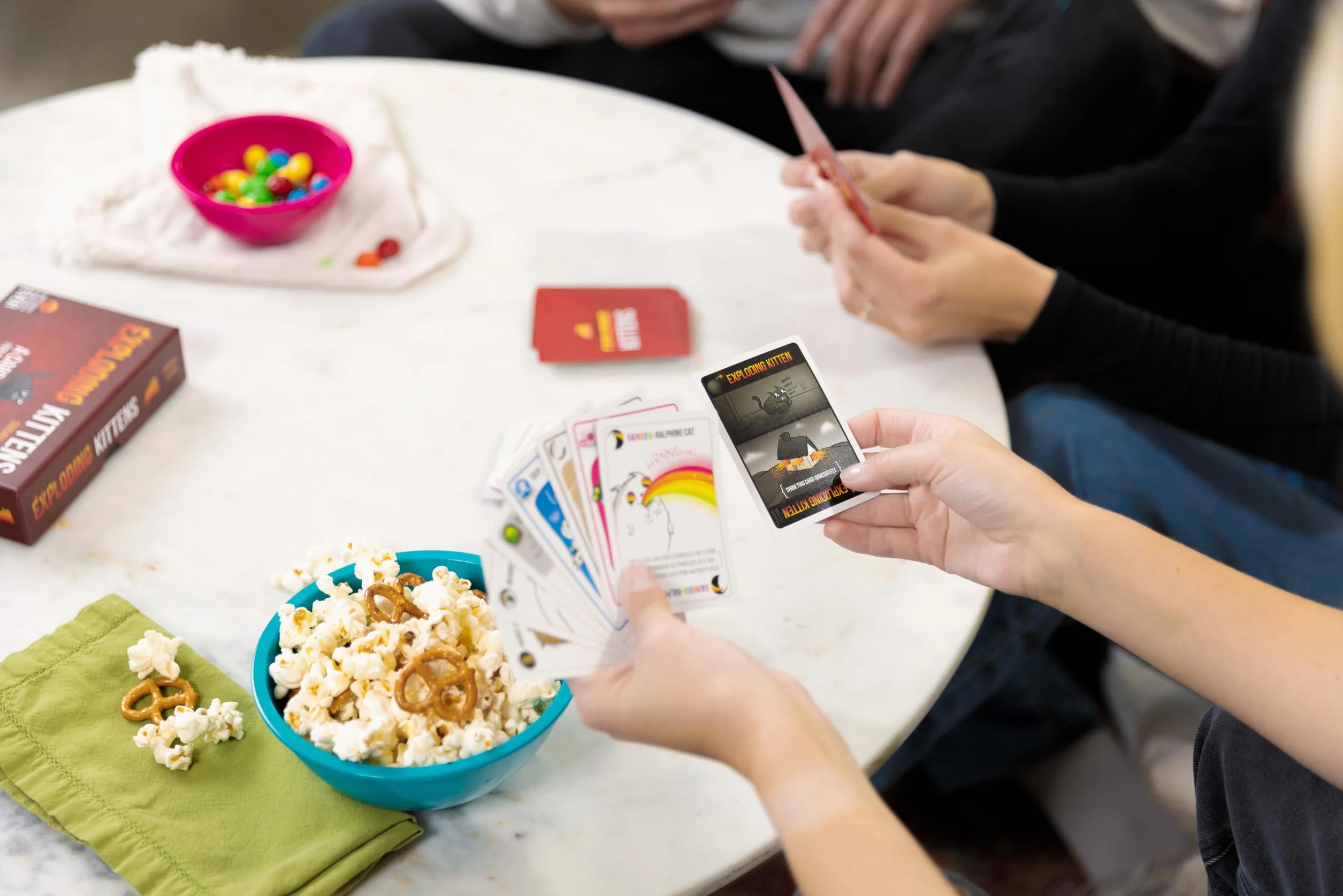 Asmodee Exploding Kittens Jeu de Base - Jeu de Cartes pour Adultes et Enfants dès 7 Ans - 2 à 5 Joueurs - 15 Min