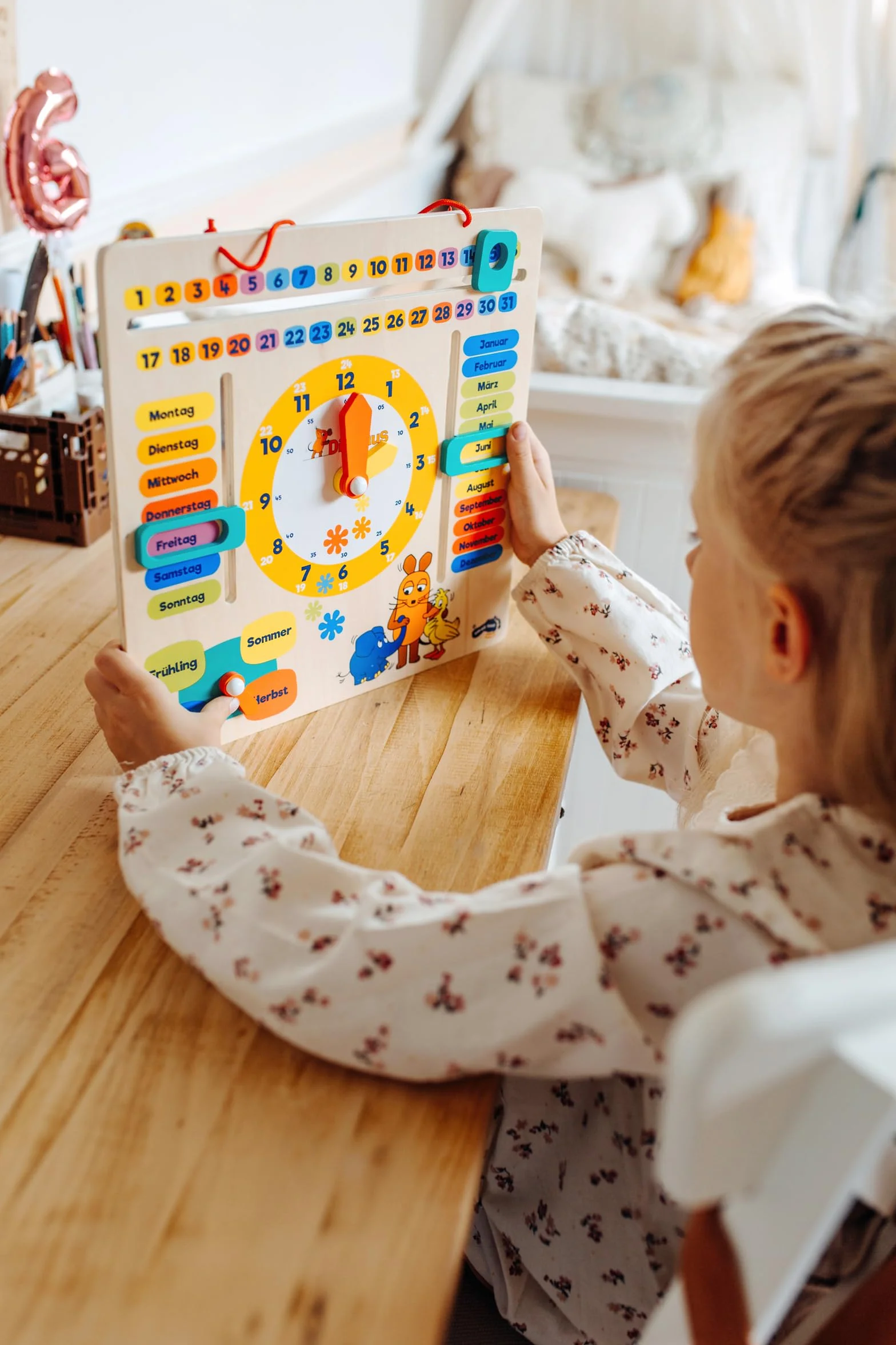 Small Foot Horloge Éducative avec Calendrier Die Maus en Bois Date Saisons Heure