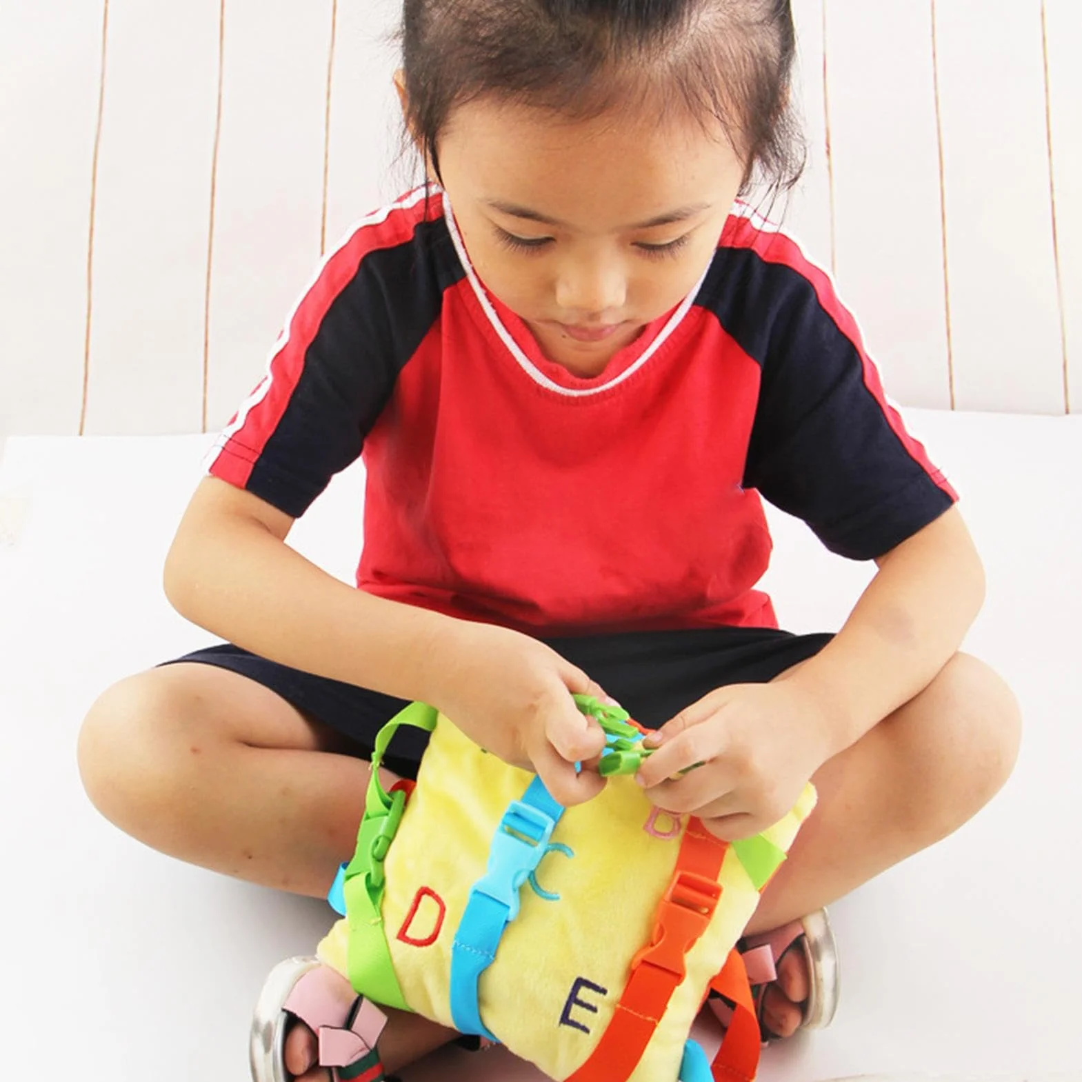 Jouet d’Oreiller à Boucle sensorielle d’Apprentissage précoce - Coussin éducatif en Peluche pour le développement de la motricité fine des Tout-Petits