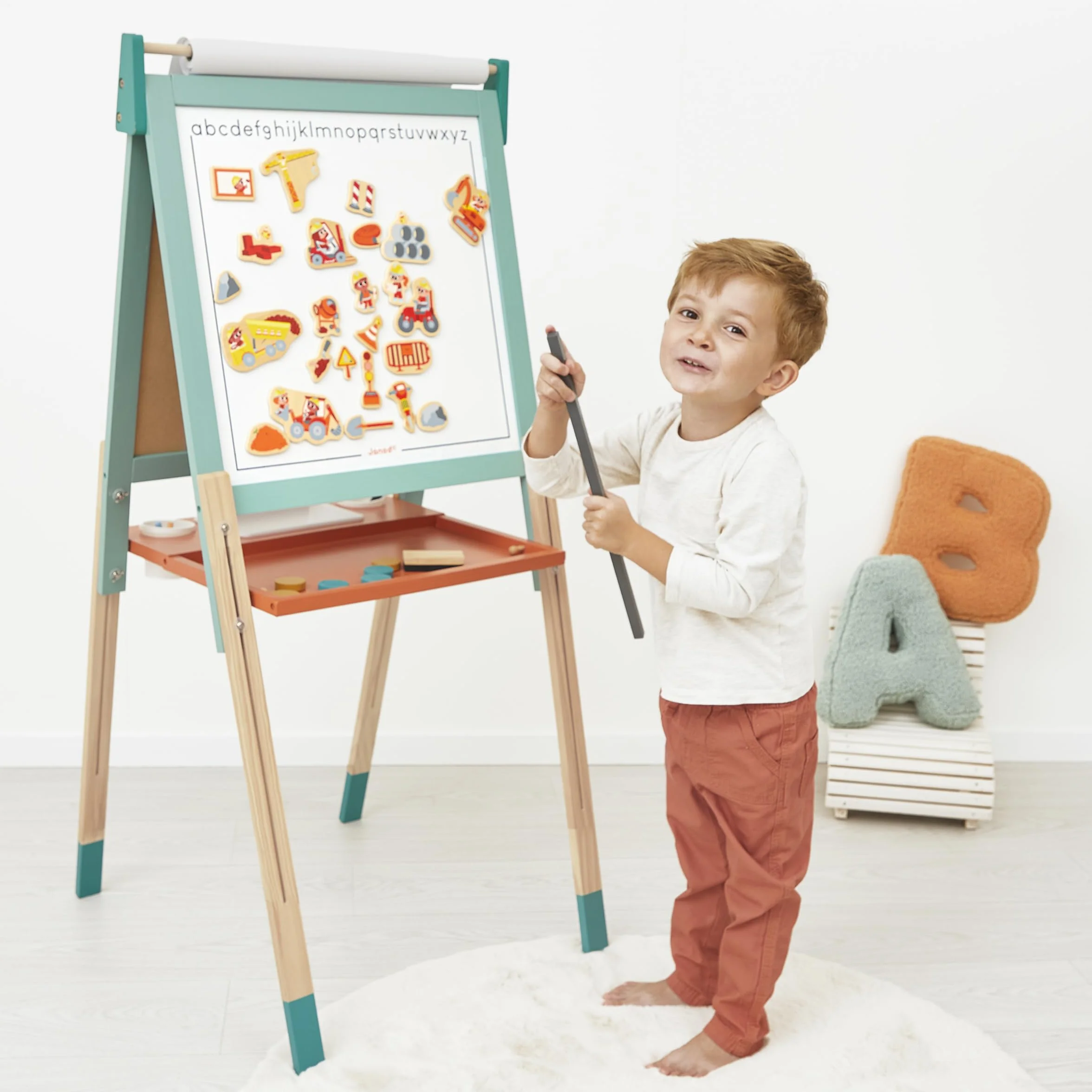 Janod Tableau Chevalet Double Face en Bois Réglable en Hauteur Ardoise Blanche Magnétique + Craie + Rouleau Papier 23 Accessoires Dès 3 Ans