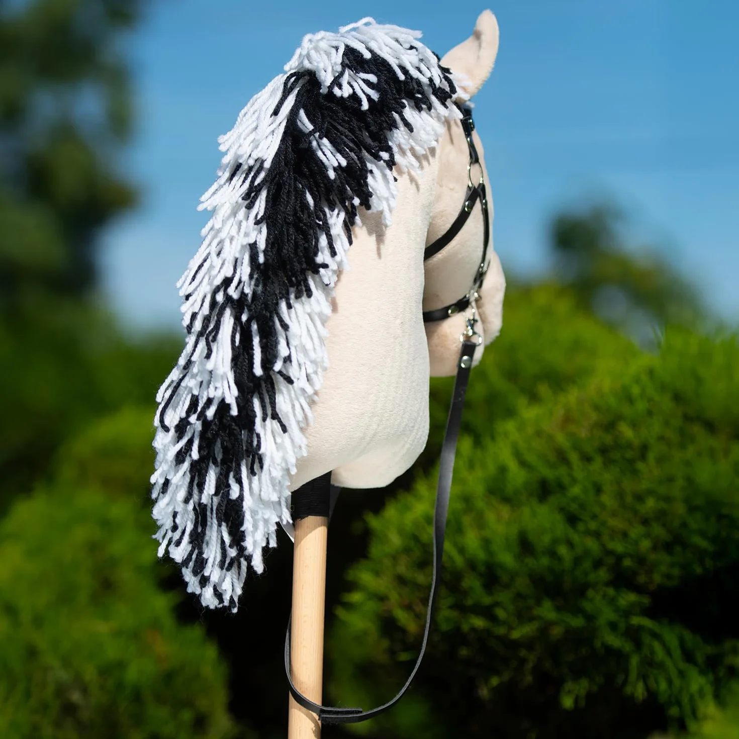 Hobby Horse Fjord A3 Cheval bâton Beige crins Noirs et Blanc Filet Complet Frontal Scintillant Jouet Équestre