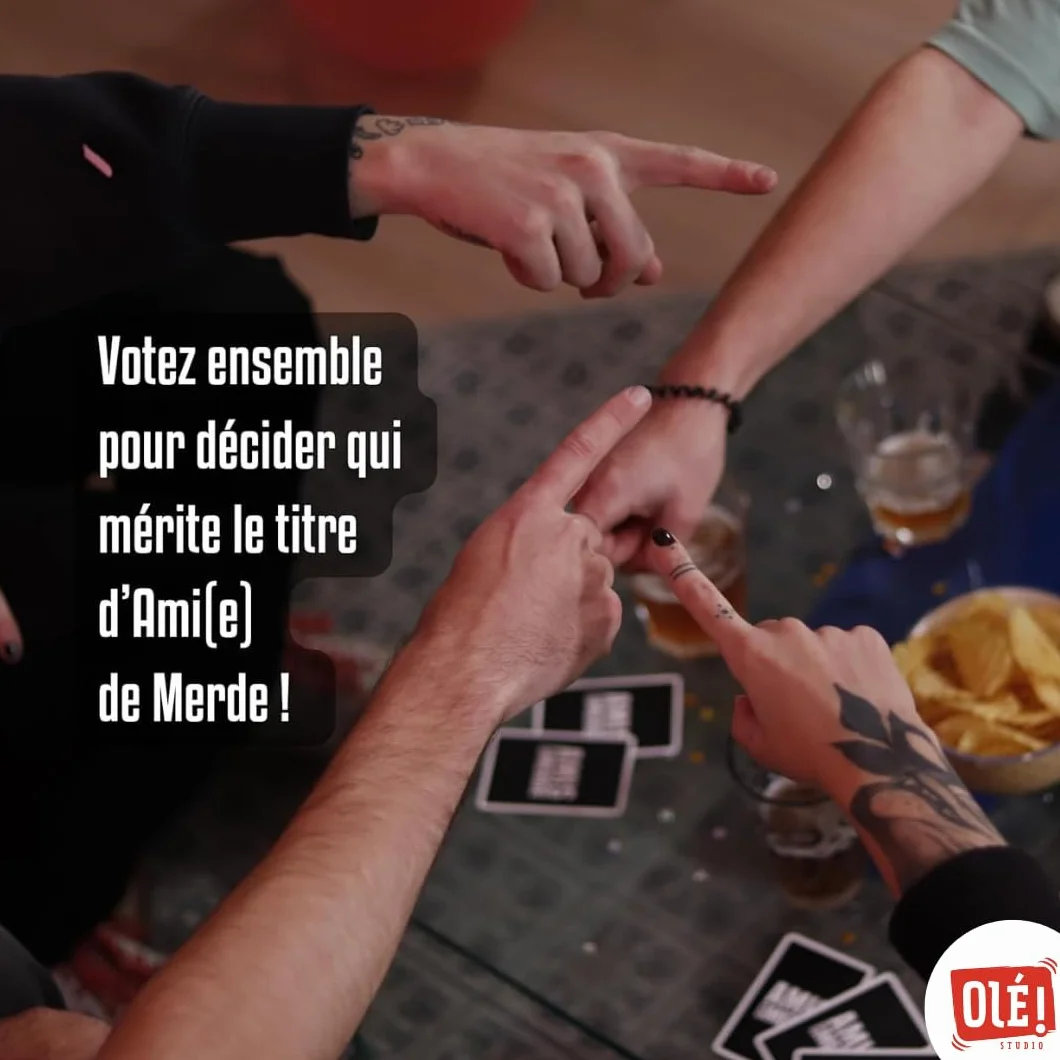 Olé! Studio Amis DE Merde – Le Jeu Qui ruine Vos amitiés ! Qui Sera l’ami de Merde de la soirée ? - Jeu de Cartes - Jeu de société Amusant pour Adultes - Idée Cadeau, Noir