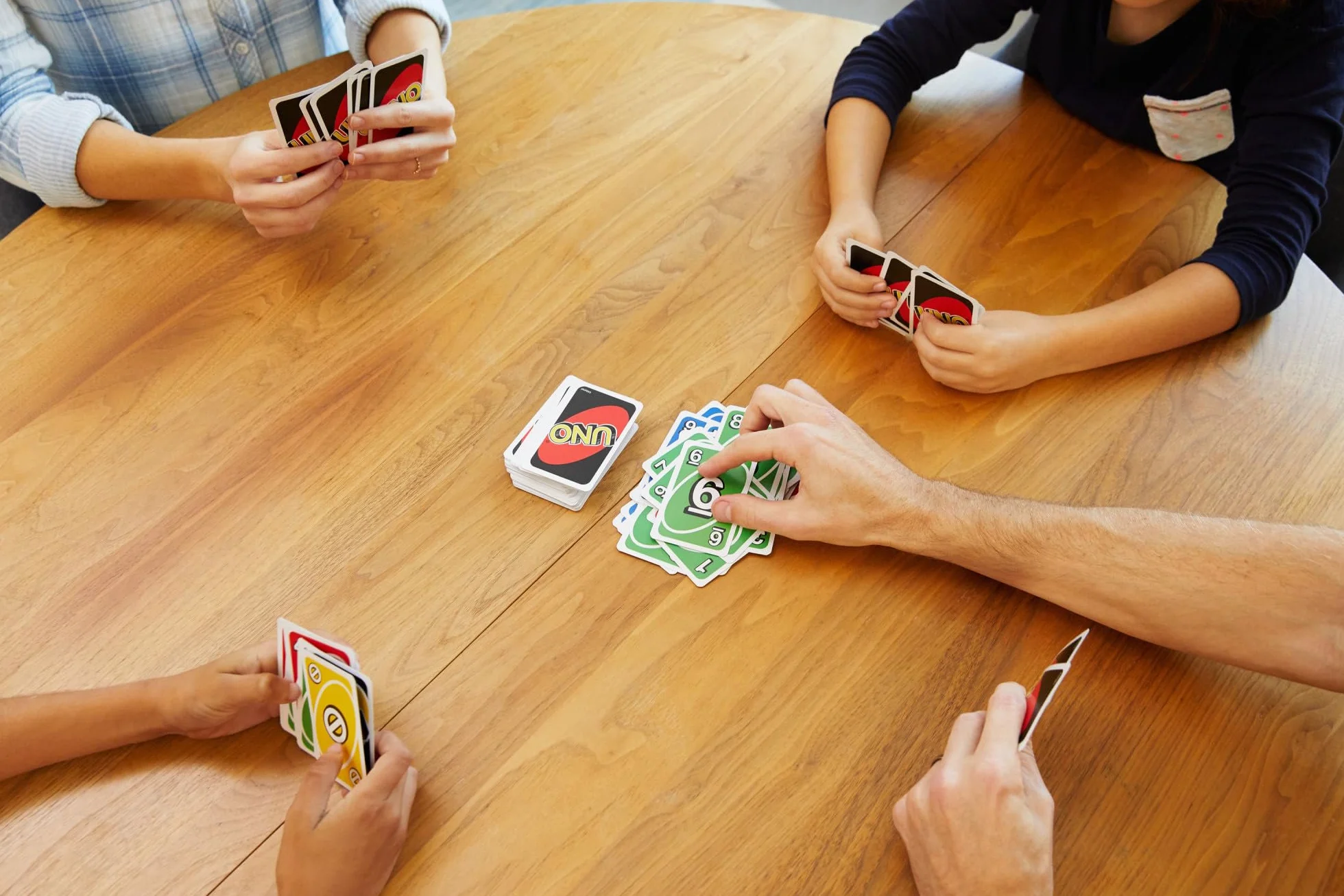 Mattel Games UNO Boîte Métallique Jeu de Cartes Familial 2-10 Joueurs 7 Ans+