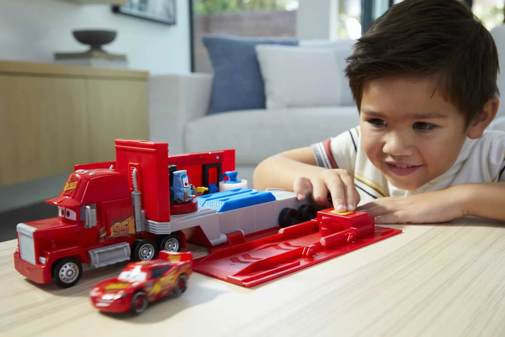 Mattel Disney Pixar Cars Coffret Mack Transformable 2 en 1 camion atelier tuning avec lanceur pont élévateur jouet enfant HDC75