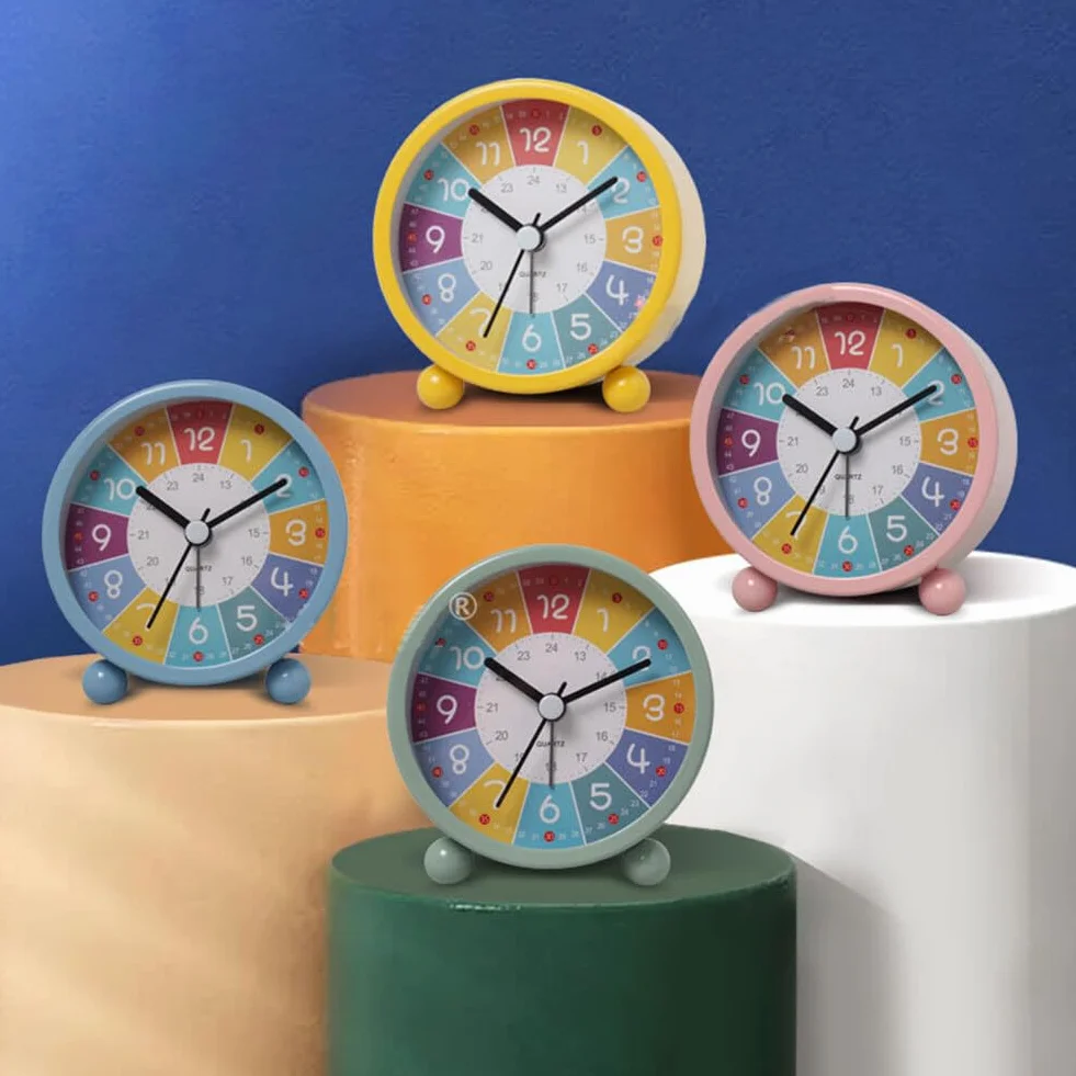 URFEDA Réveil de Chevet Enfant Métal avec Lumière de Nuit Horloge à Quartz Silencieuse Analogique Numérique (Jaune)