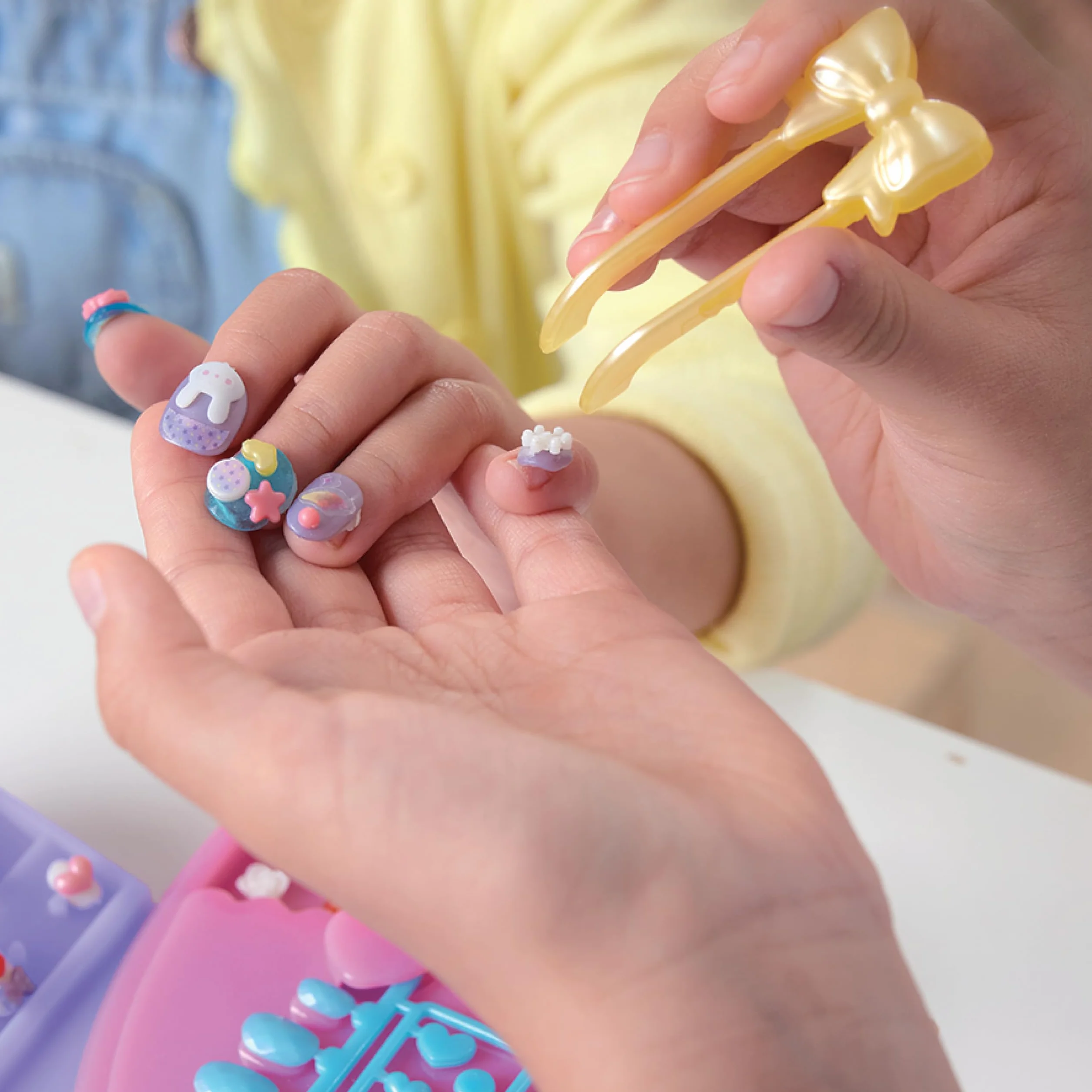 EPOCH Aquabeads Nail Studio - Kit de Loisir créatif pour Enfants 4 Ans et + - Jouet de manucure 35027