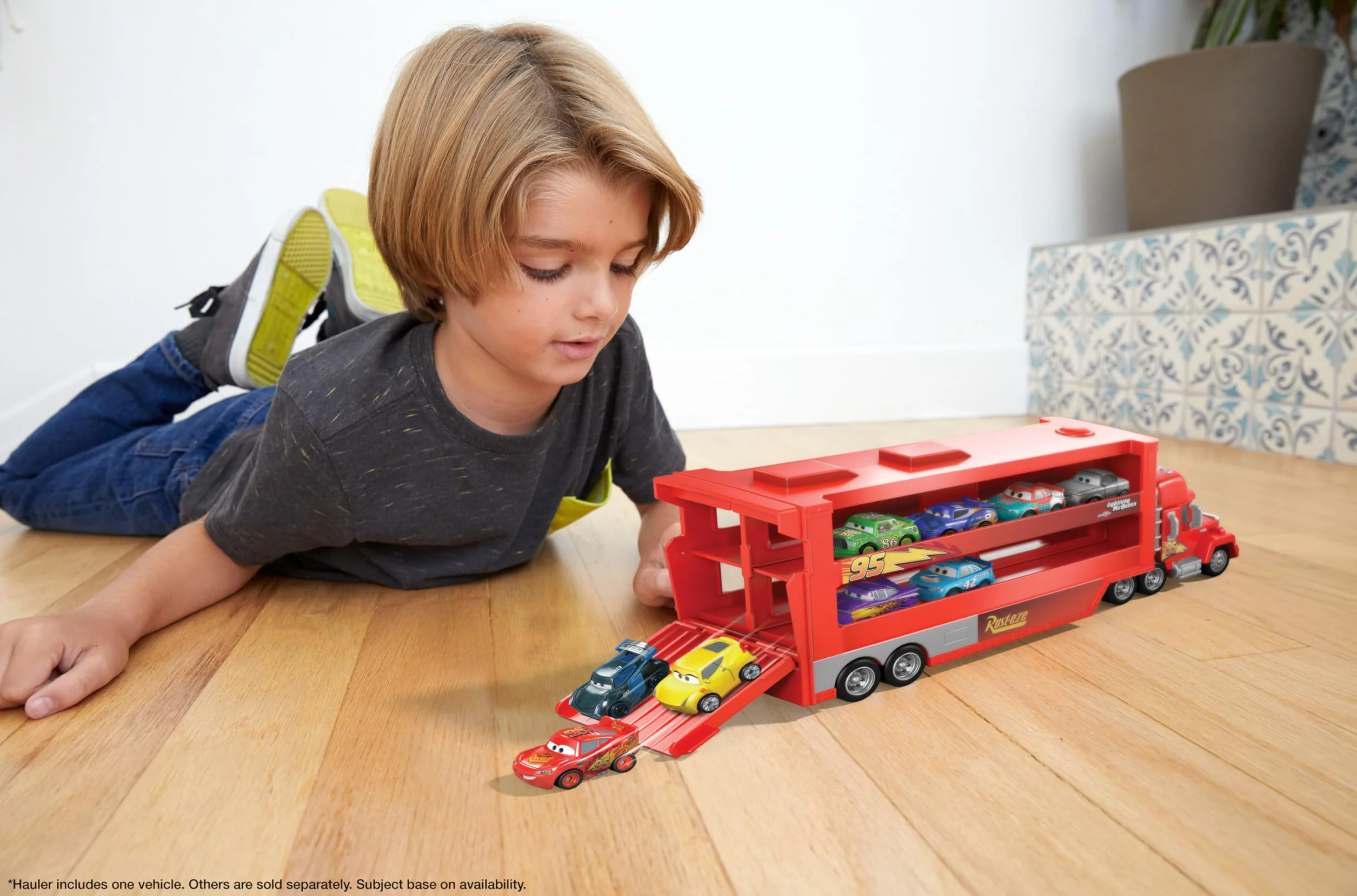 Mattel Disney Pixar Cars Camion Transporteur Mack GNW34, jouet enfant avec Flash McQueen pour 18 mini-véhicules
