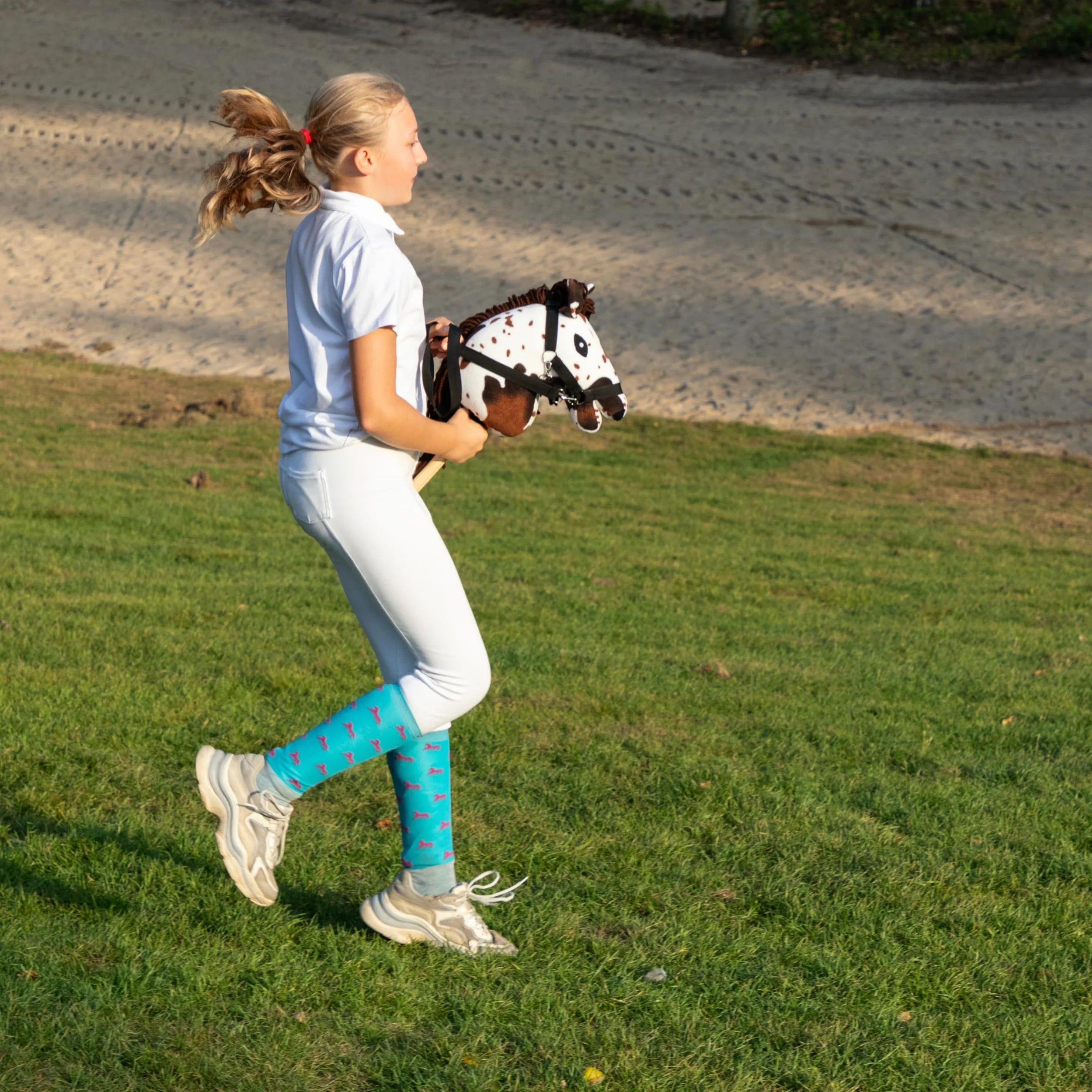SKIPPI Hobby Horse Pie Alezan, Licol et Rênes Inclus, Cheval Bâton A5, Tacheté Blanc à Taches Brunes