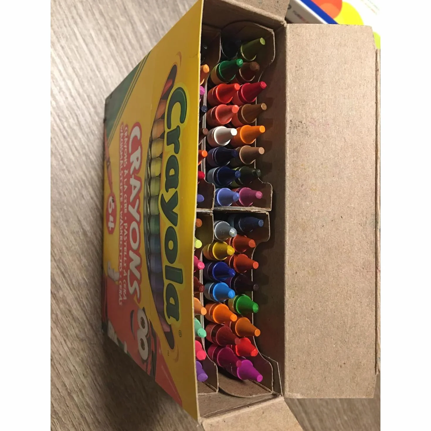 CRAYOLA Boîte de 64 Crayons de Cire Assortiment de Couleurs