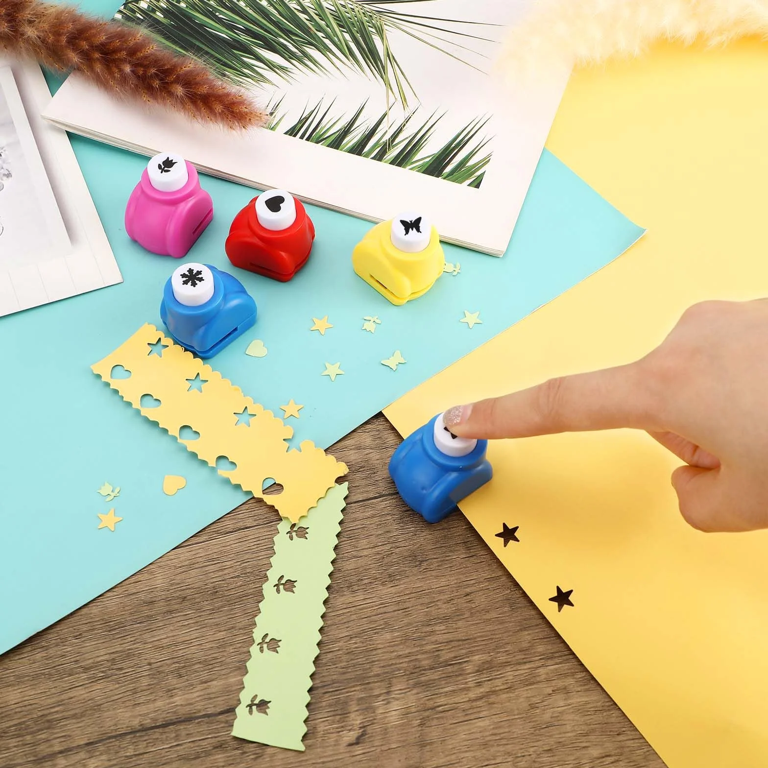 Lot de 6 Ciseaux de Bricolage pour Enfants avec Perforatrices à Papier, 6 Formes de Coupe