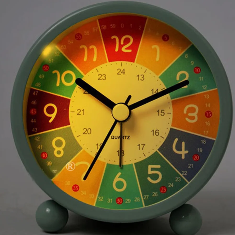URFEDA Réveil de Chevet Enfant Métal avec Lumière de Nuit Horloge à Quartz Silencieuse Analogique Numérique (Jaune)