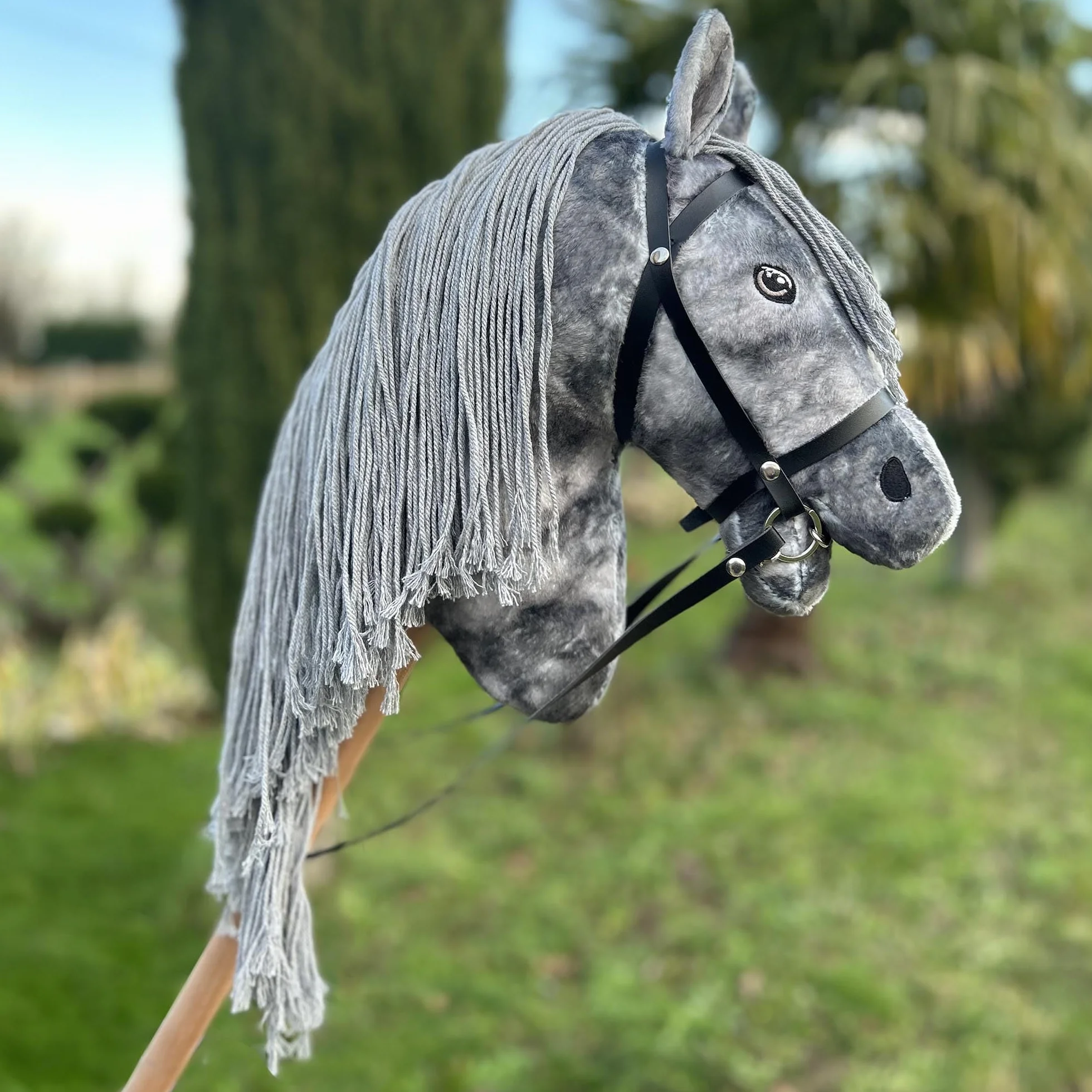 Hobby Horse Gris pommelé avec bridon licol moumoute longe bonnet Bleu Cheval bâton Accessoires