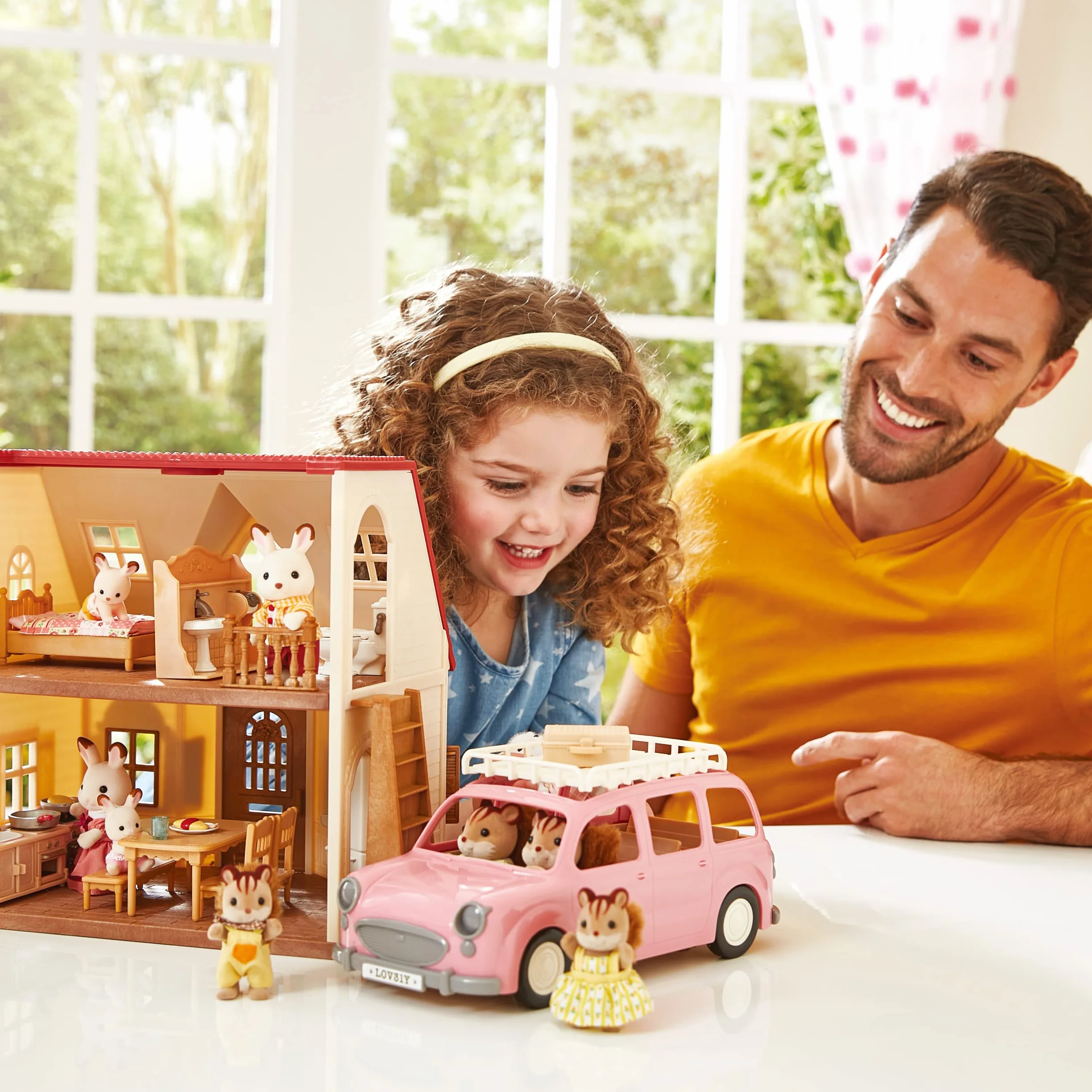 Sylvanian Families Le monospace rose et set de pique-nique 13 accessoires Figurines animaux miniatures Jouet enfant 3 ans et +