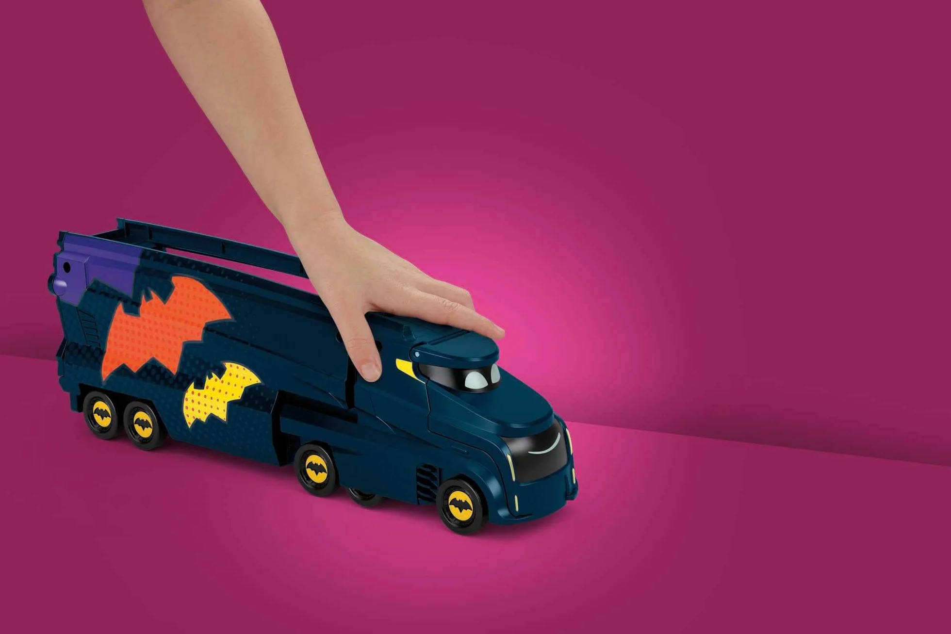 Fisher-Price Camion Transporteur Bat-Camion Batwheels DC Rampe Remorque 7 Véhicules Échelle 1/55 Jouet Enfant 3 Ans HMX07