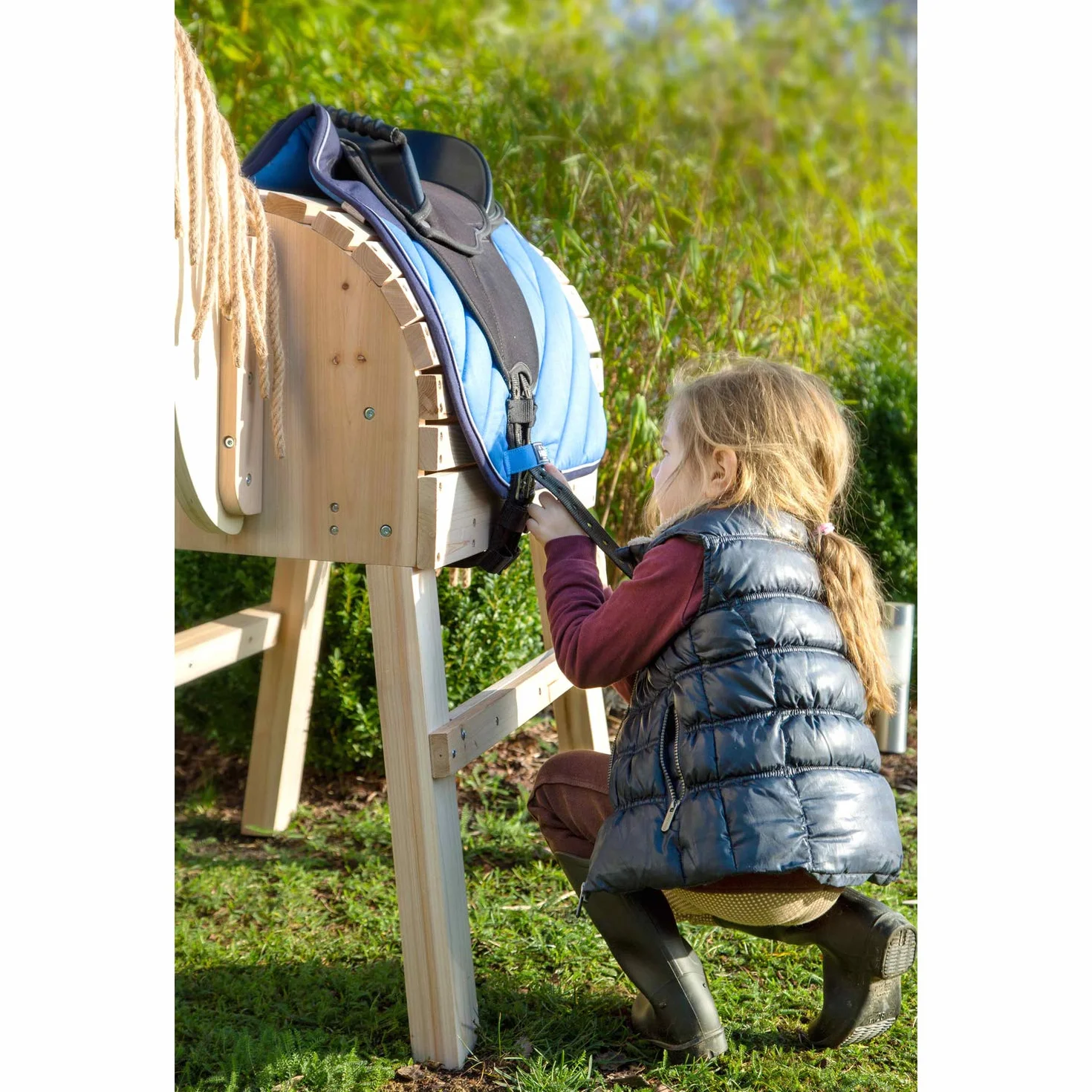 Small Foot Cheval de Bois pour Enfants à partir de 3 Ans, Aide à l'escalade et Licol, Beige