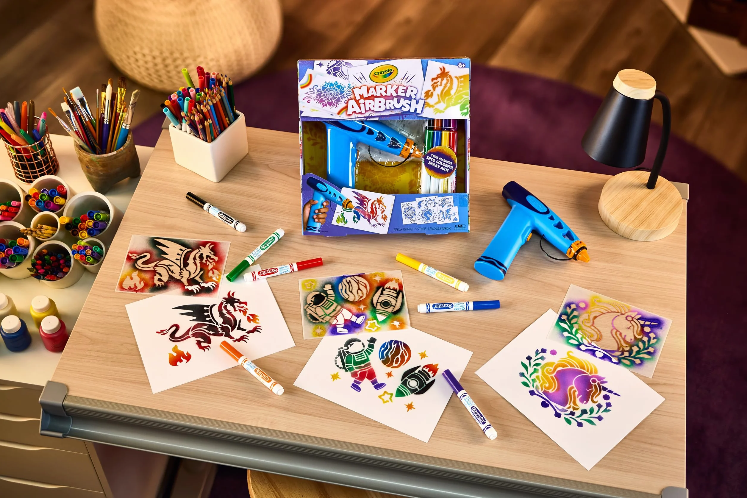 CRAYOLA Airbrush Marker Créatif pour Enfants avec 8 Feutres Lavables et 5 Pochoirs, Jouet Éducatif, 6 Ans