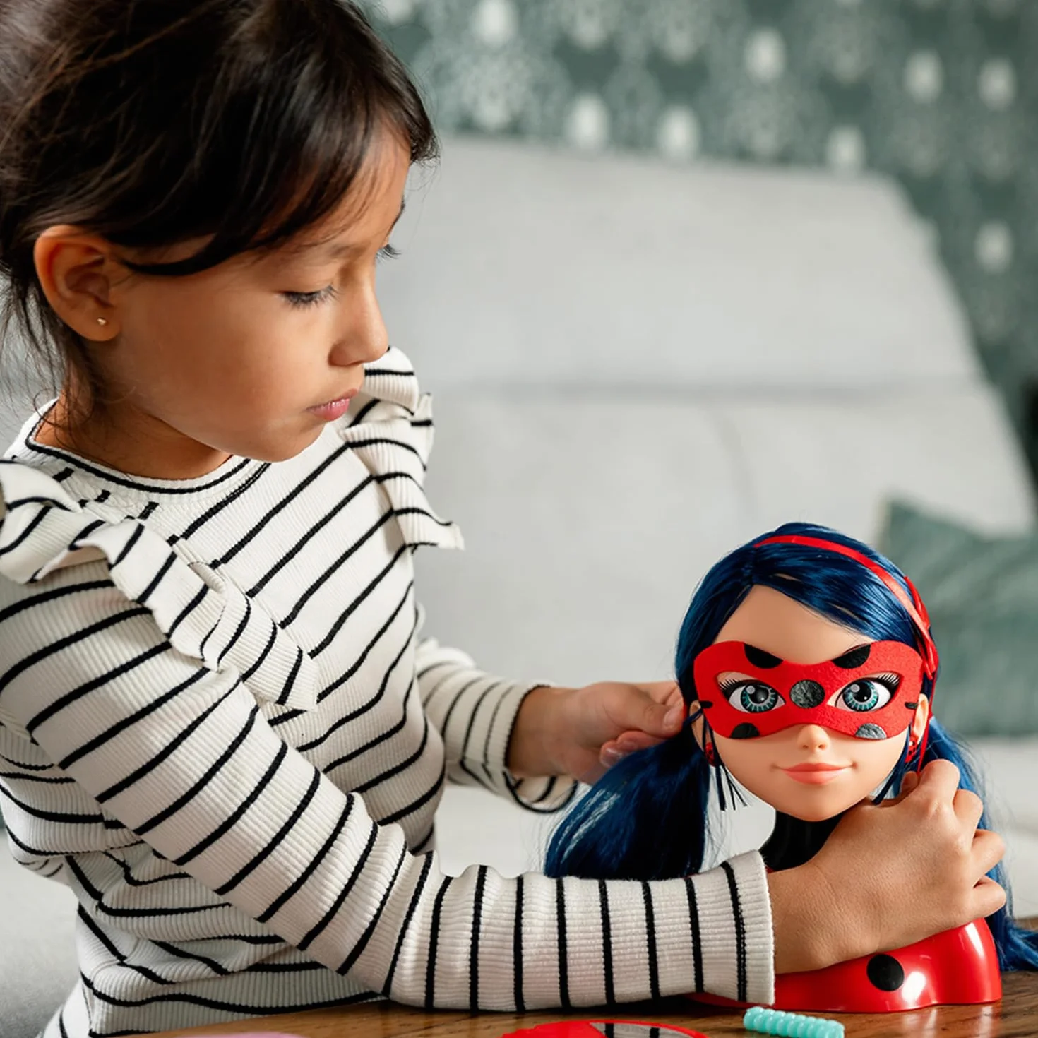 BANDAI Miraculous Ladybug Tête à coiffer Deluxe 21cm + 30 Accessoires Jouet Enfant 4 Ans+