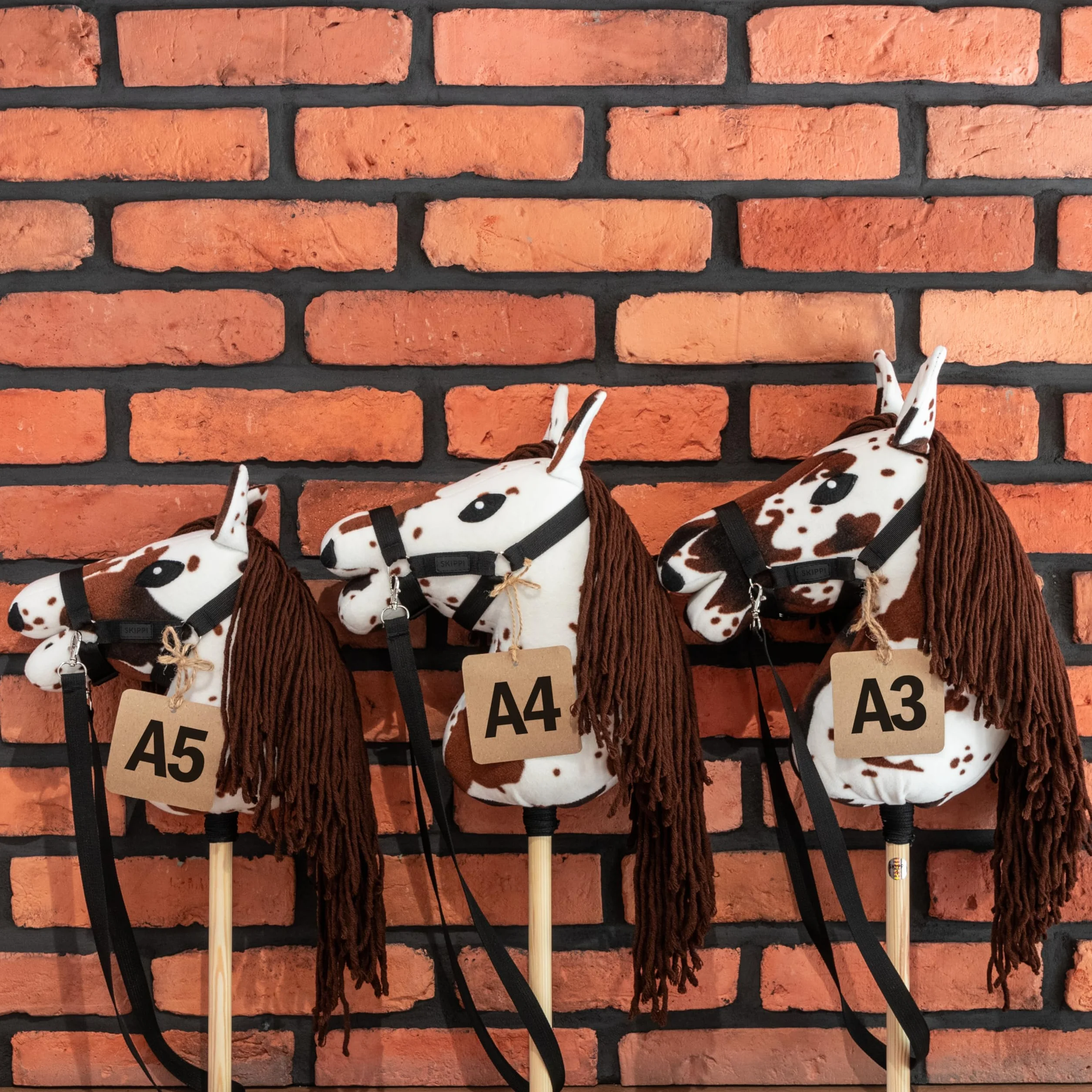 SKIPPI Hobby Horse Pie Alezan, Licol et Rênes Inclus, Cheval Bâton A5, Tacheté Blanc à Taches Brunes