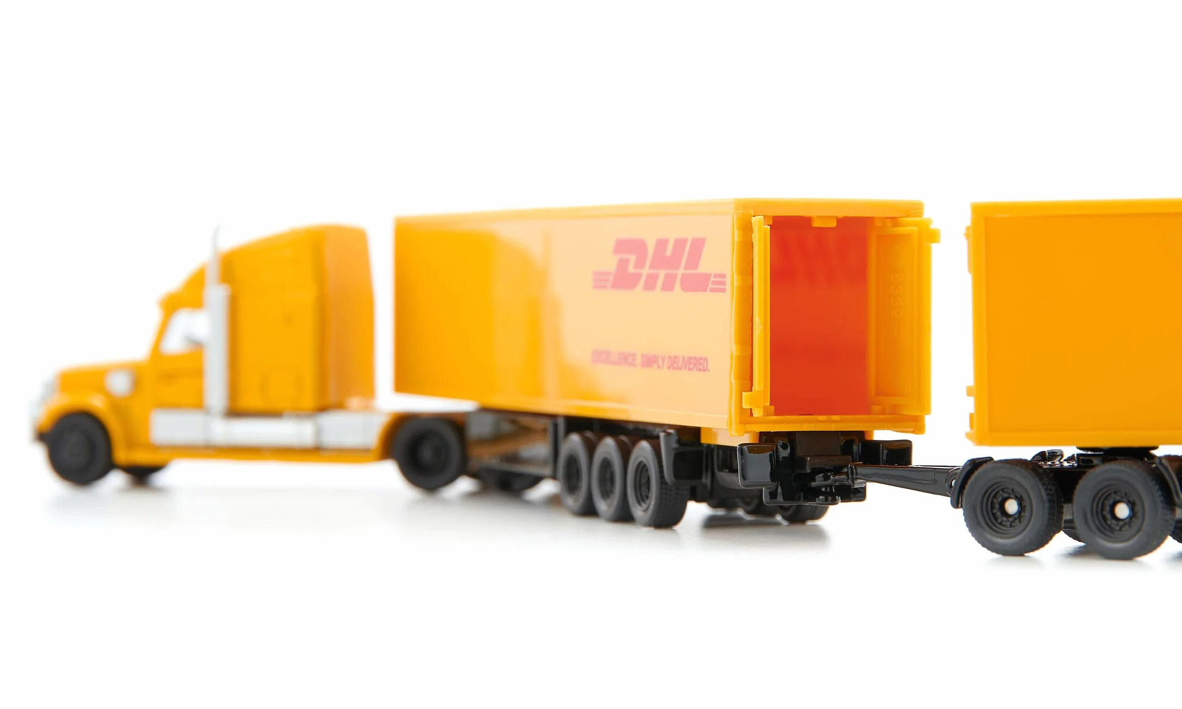 Siku 1806 Freightliner DHL Road Train tracteur semi-remorque 1:87 métal plastique jaune remorque amovible portes ouvrantes