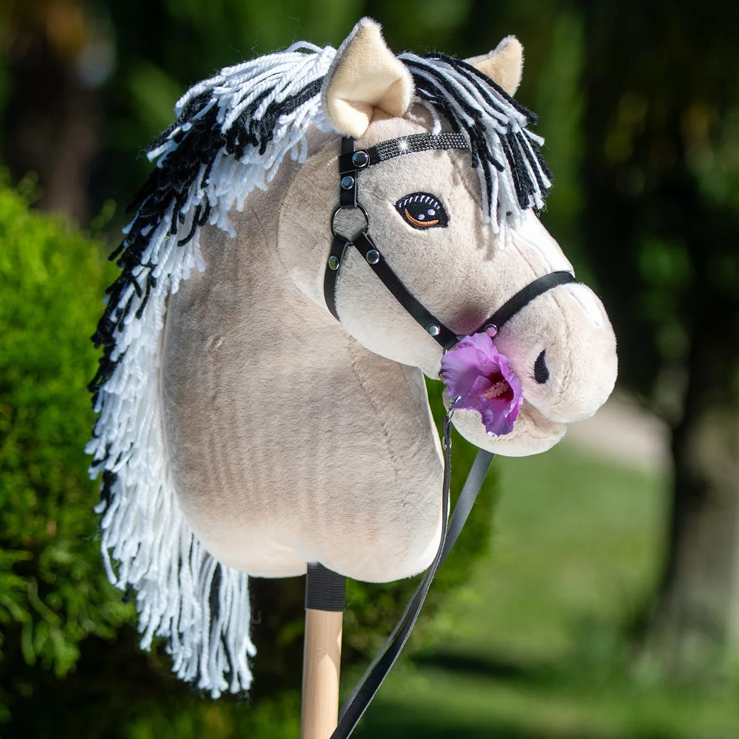 Hobby Horse Fjord A3 Cheval bâton Beige crins Noirs et Blanc Filet Complet Frontal Scintillant Jouet Équestre