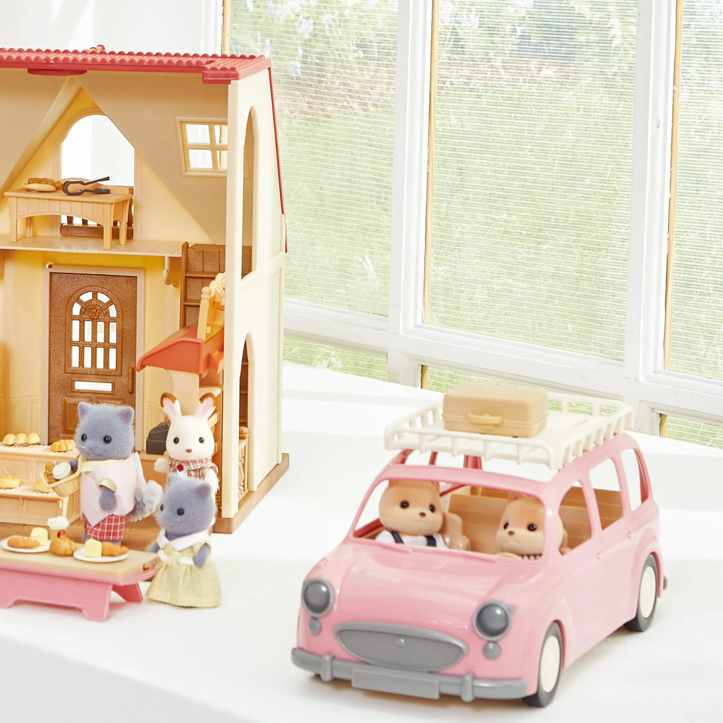 Sylvanian Families Le monospace rose et set de pique-nique 13 accessoires Figurines animaux miniatures Jouet enfant 3 ans et +