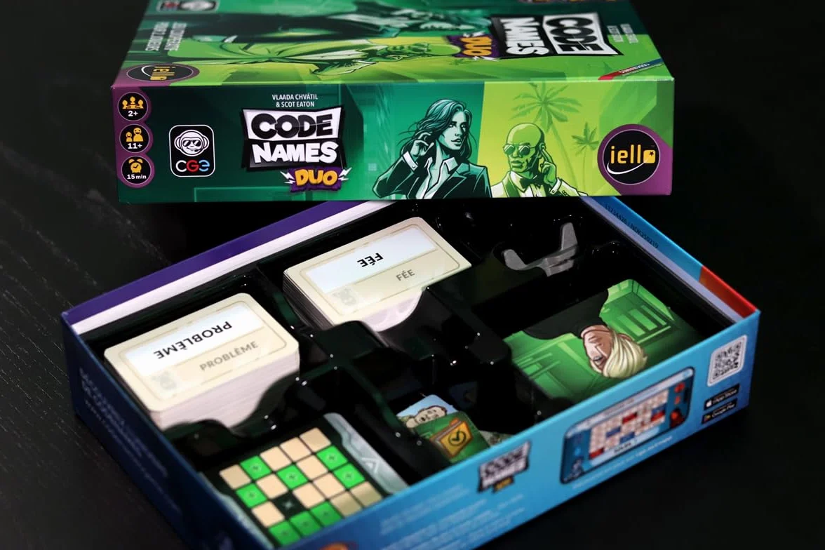 IELLO Codenames Duo Nouvelle Édition – Jeu de Société Coopératif d’Association d’Idées Version Française pour 2 Joueurs 15 Min Dès 11 Ans