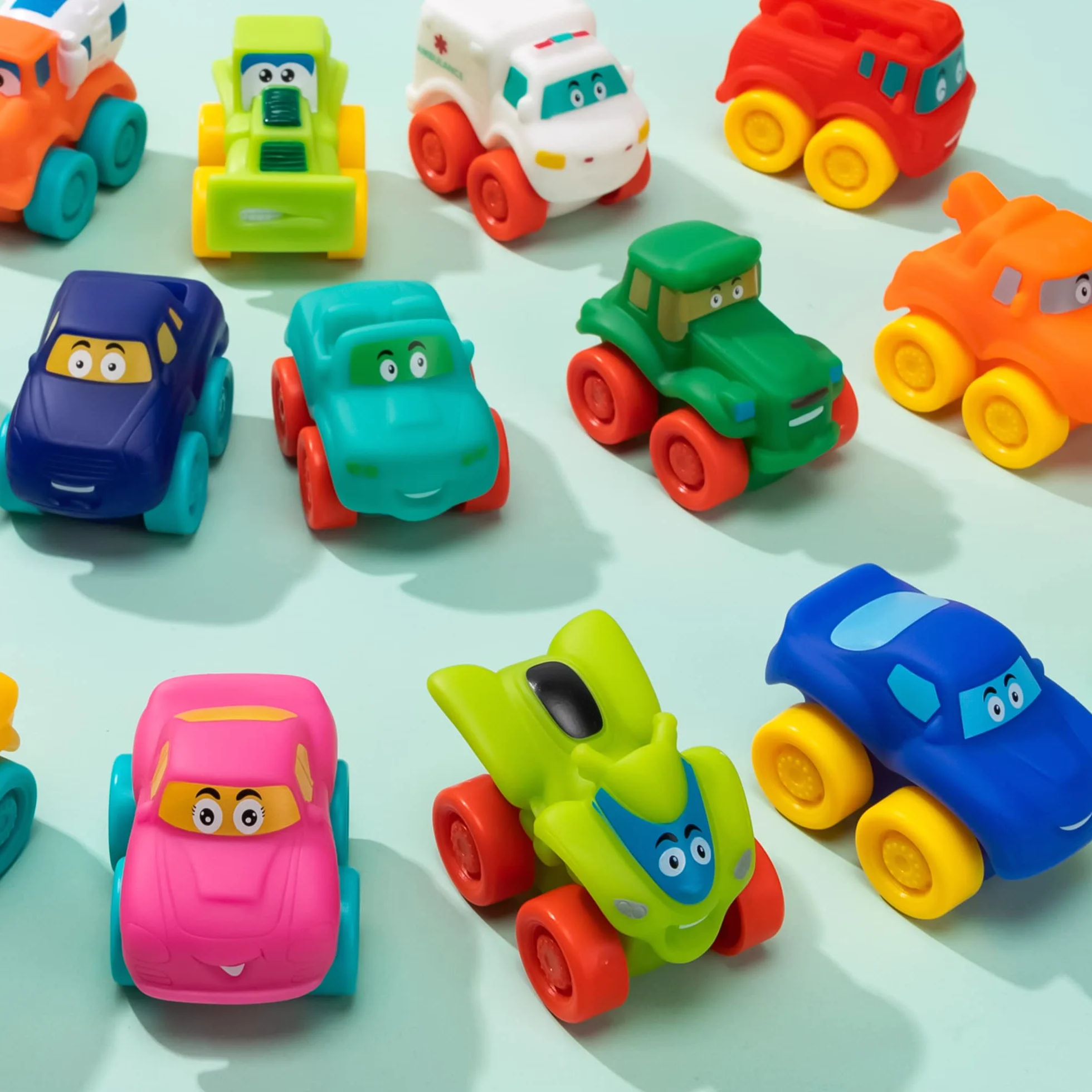JOYIN 16 pièces Voitures de Dessin animé, Voiture Jouet en Caoutchouc Souple, Mini véhicules Jouets, Voiture Jouet de Bain