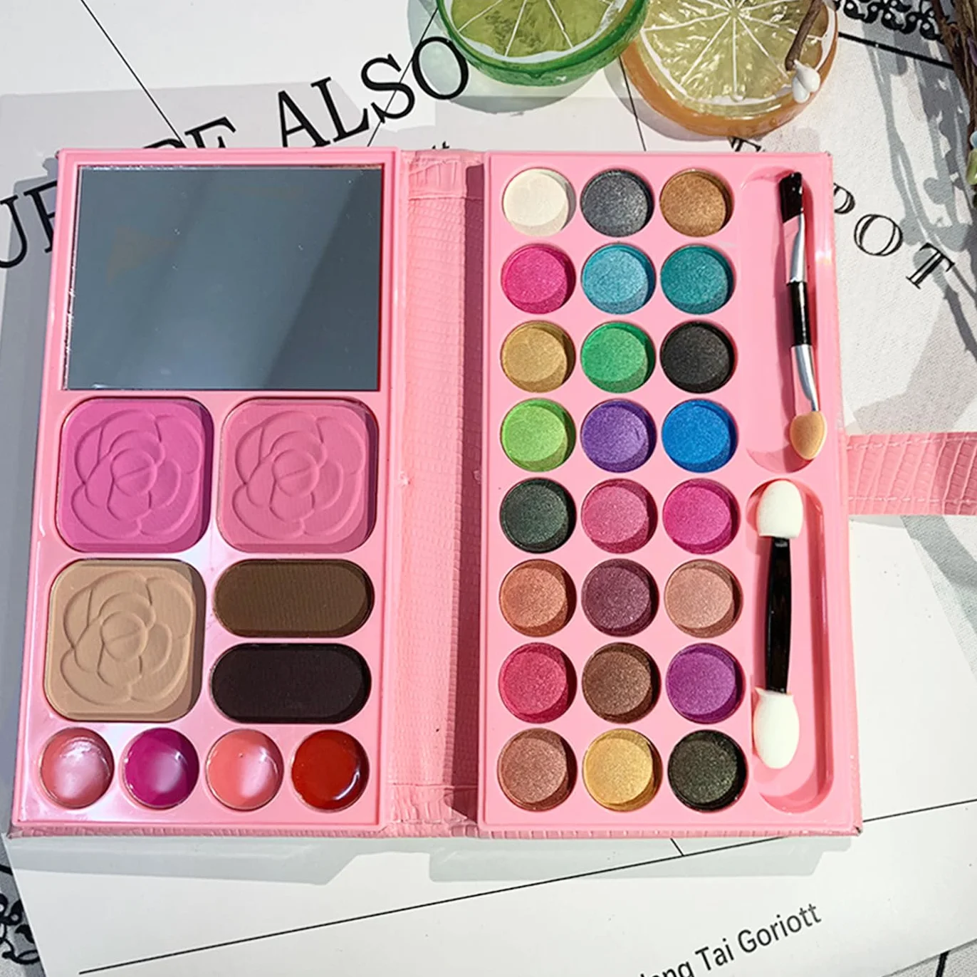 Ensemble de Maquillage pour Filles 33 Couleurs Jouets de Maquillage pour Enfants Cosmétiques Non Toxiques avec 8 Pinceaux Lavables