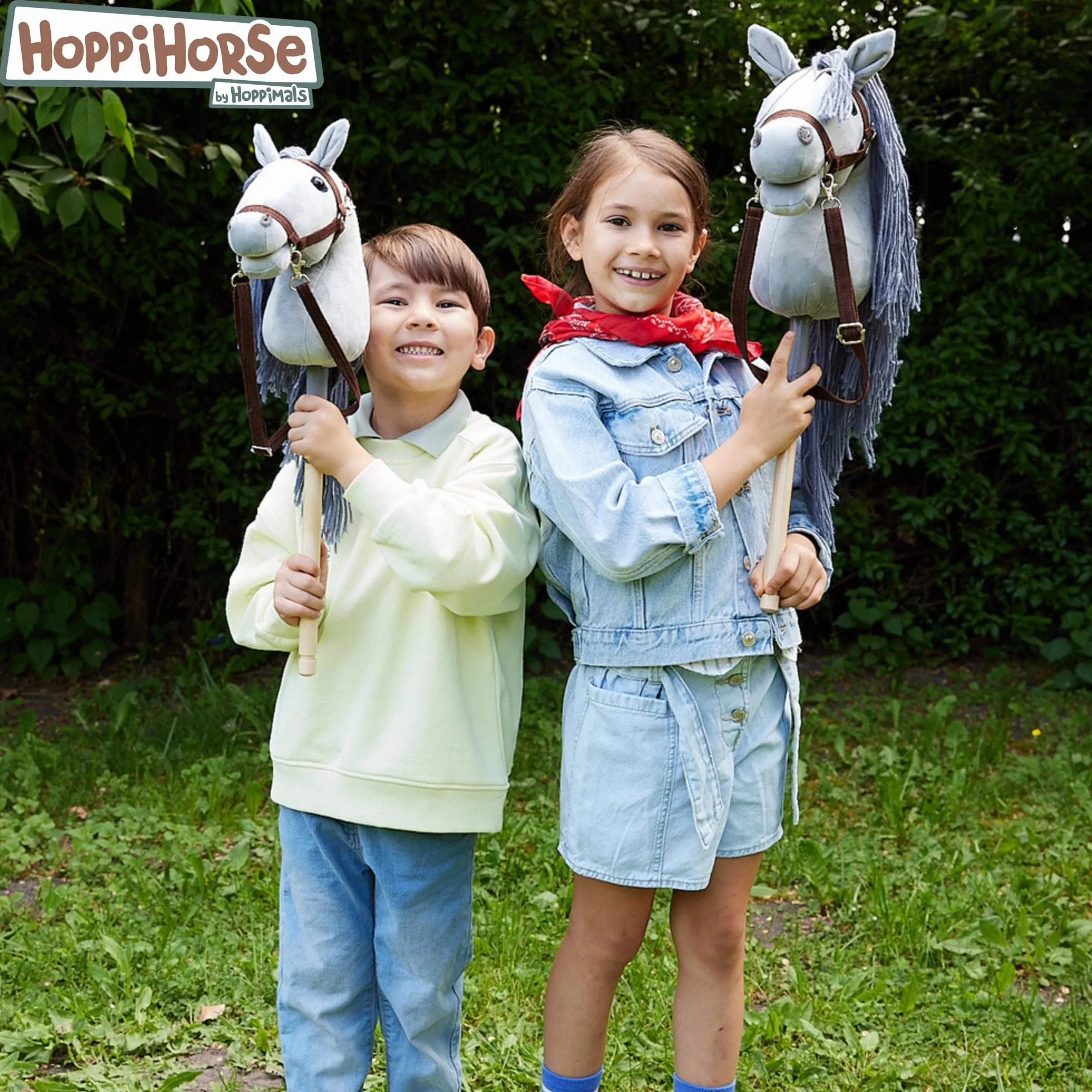 HOPPIHORSE Sport Edition Hobby Horse A3 Taille Cheval Bâton avec Bride Rênes Sangle d'Épaule Queue Poignée Silicone Boîte-Cadeau