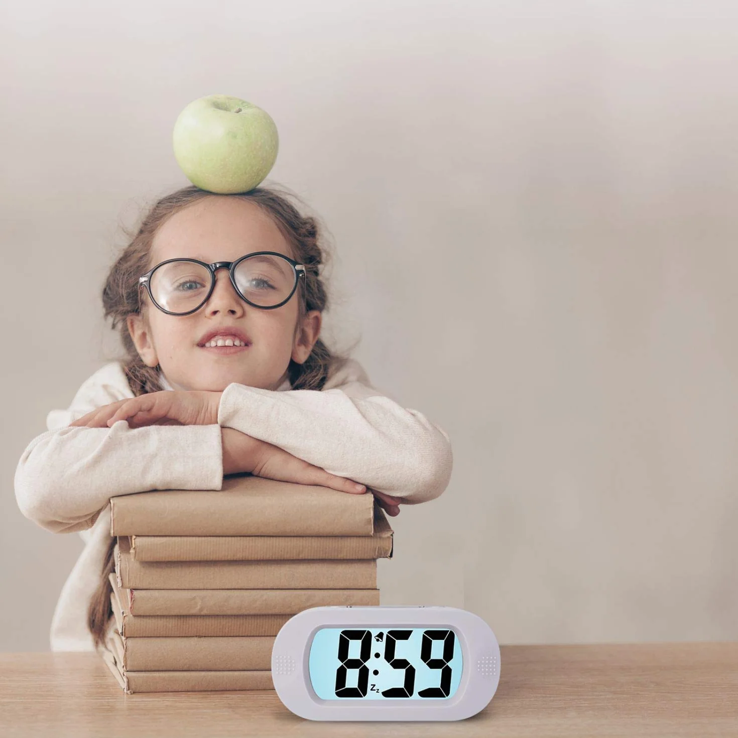 Plumeet Réveil électronique avec Grand écran LCD, Fonction Snooze, Veilleuse, Alimenté par Batterie, Blanc