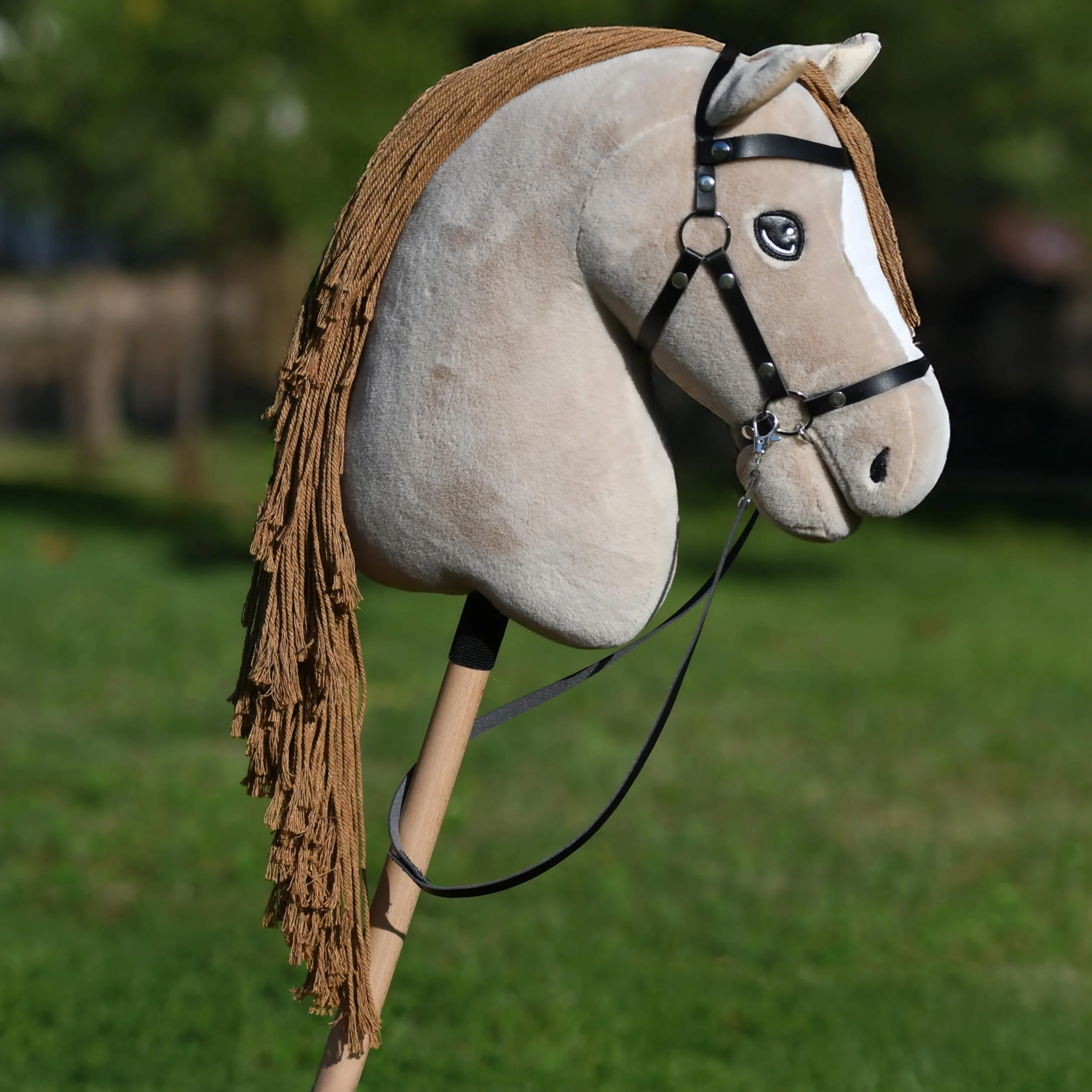 Hobby Horse Perlino Complet avec Filet, Mors, Rêne et Bonnet pour Enfants et Adolescents
