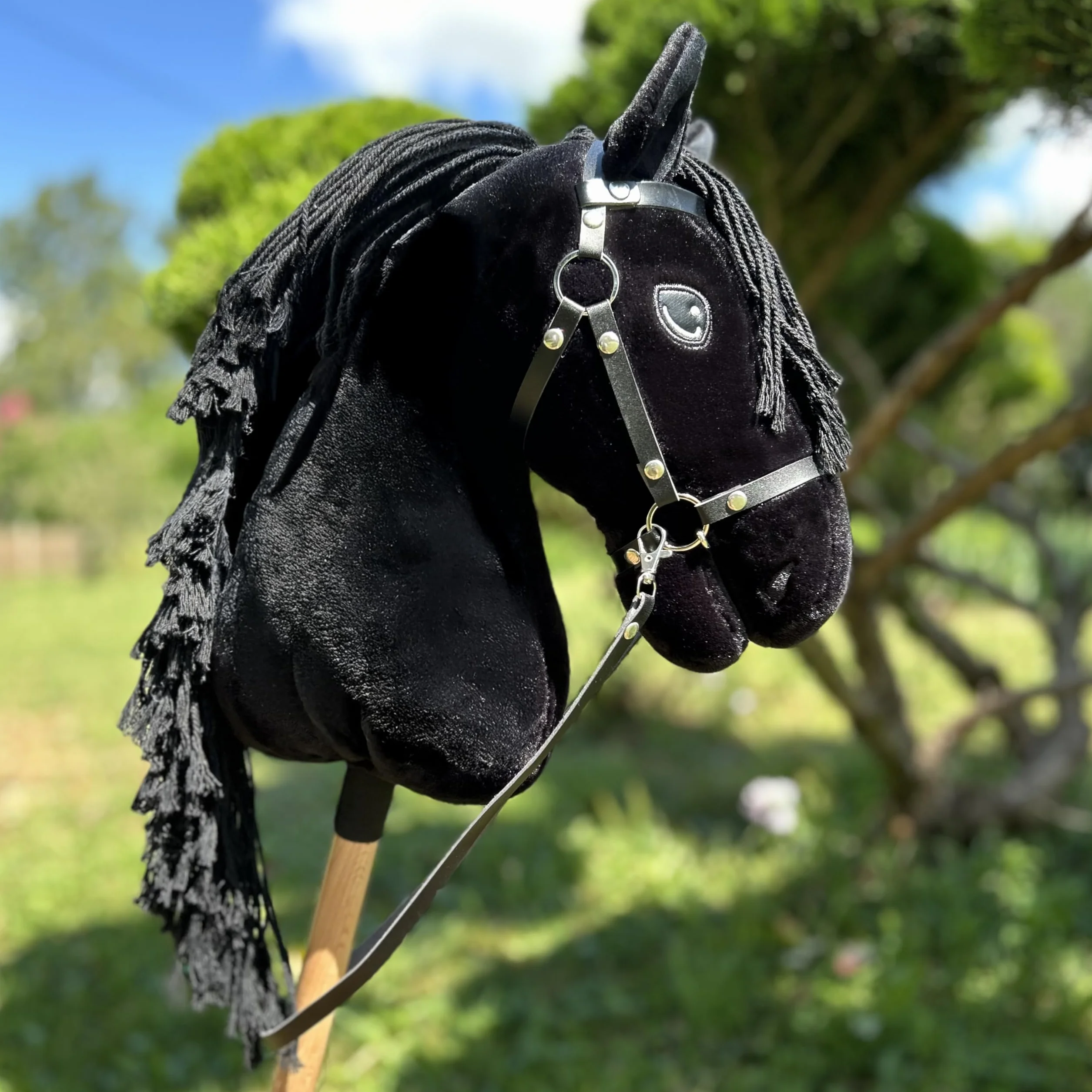 Hobby Horse Frison Noir Cheval bâton Complet avec Filet Mors Rêne Licol Bonnet Anti-Insectes