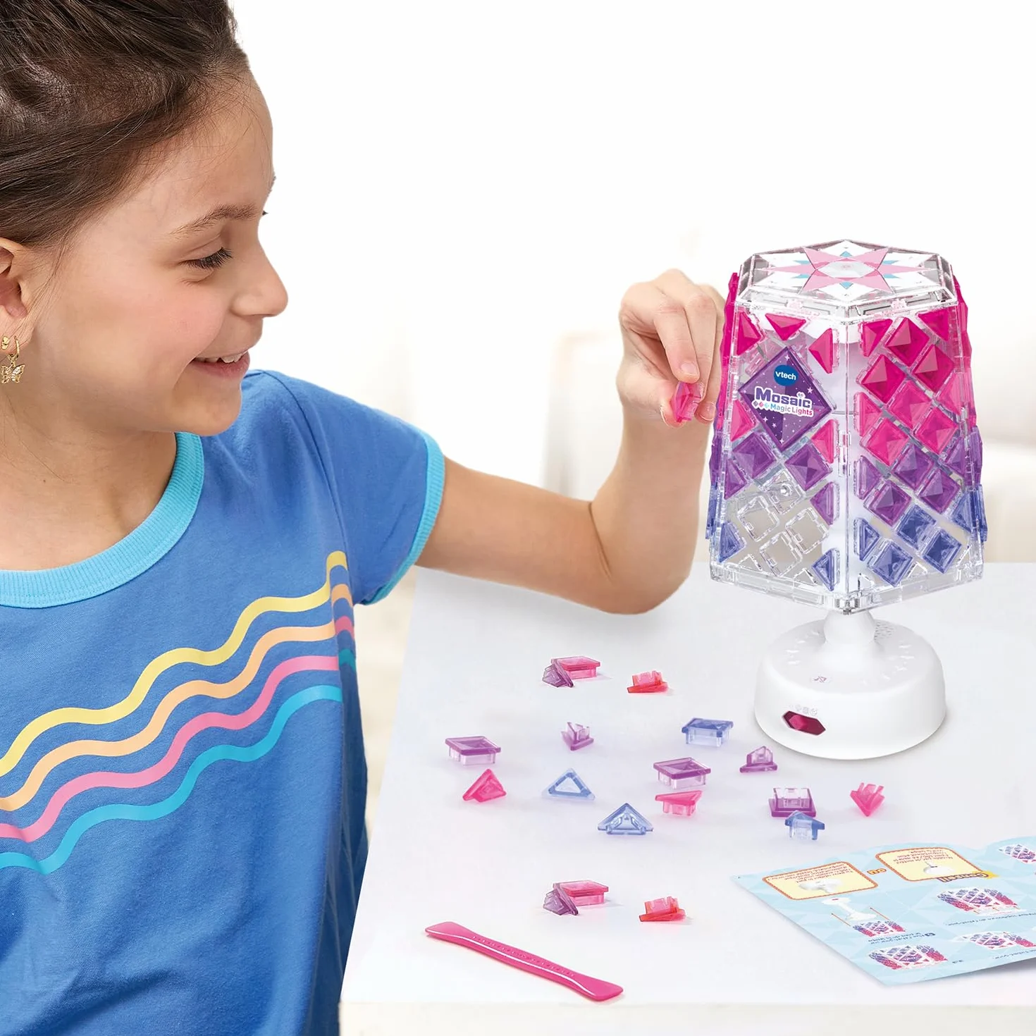 VTech Mosaïc Magic Lights Lampe Kit Mosaïque Enfant Lampe Personnalisable Effets Lumineux Musique Jeu Créatif DIY Cadeau Enfant 5 Ans