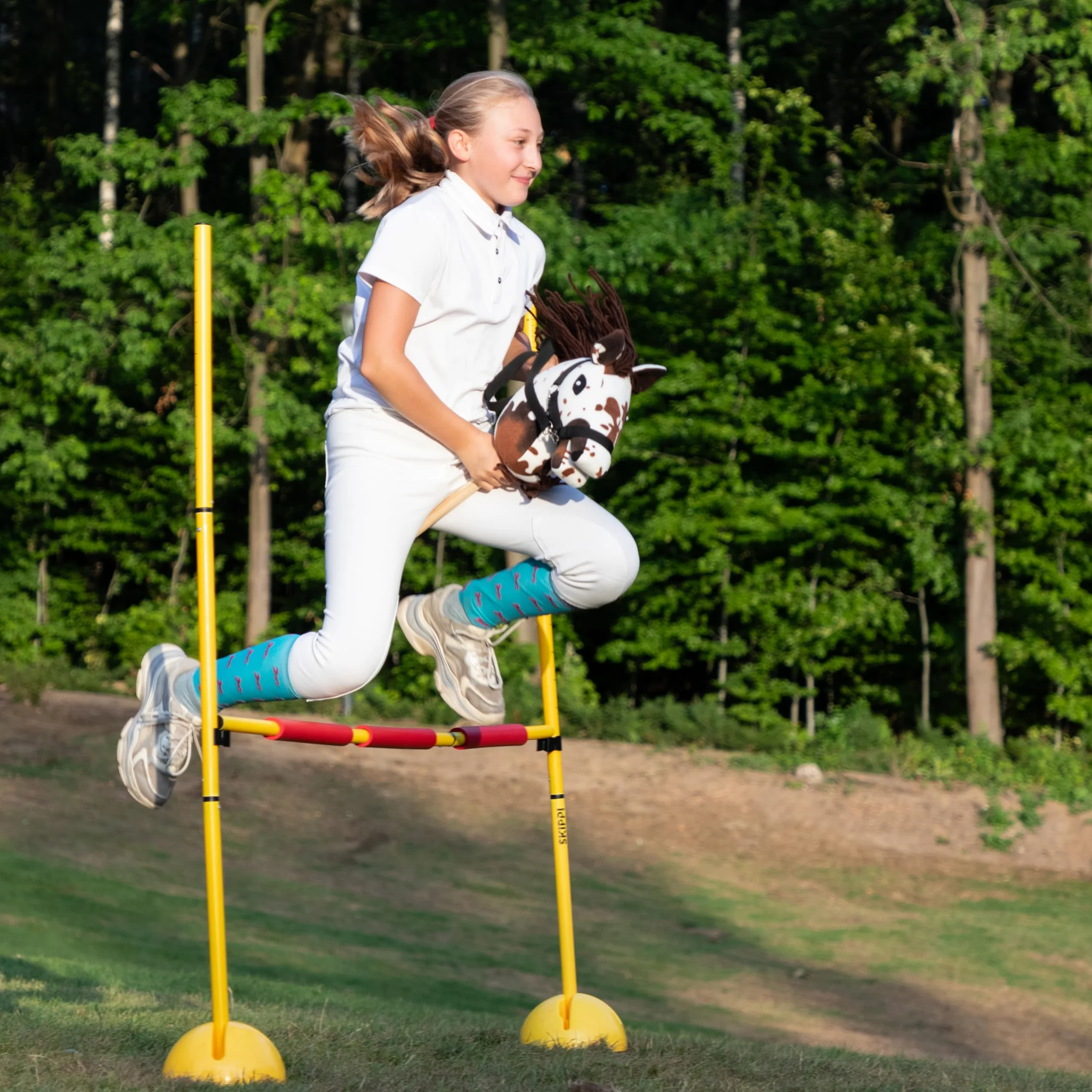 SKIPPI Hobby Horse Pie Alezan, Licol et Rênes Inclus, Cheval Bâton A5, Tacheté Blanc à Taches Brunes