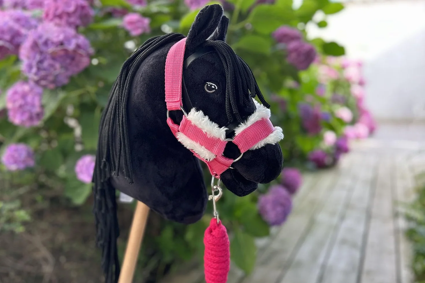 Hobby Horse Frison Noir pour Enfants 7-20 Ans Cheval Bâton avec Filet Rênes Accessoires