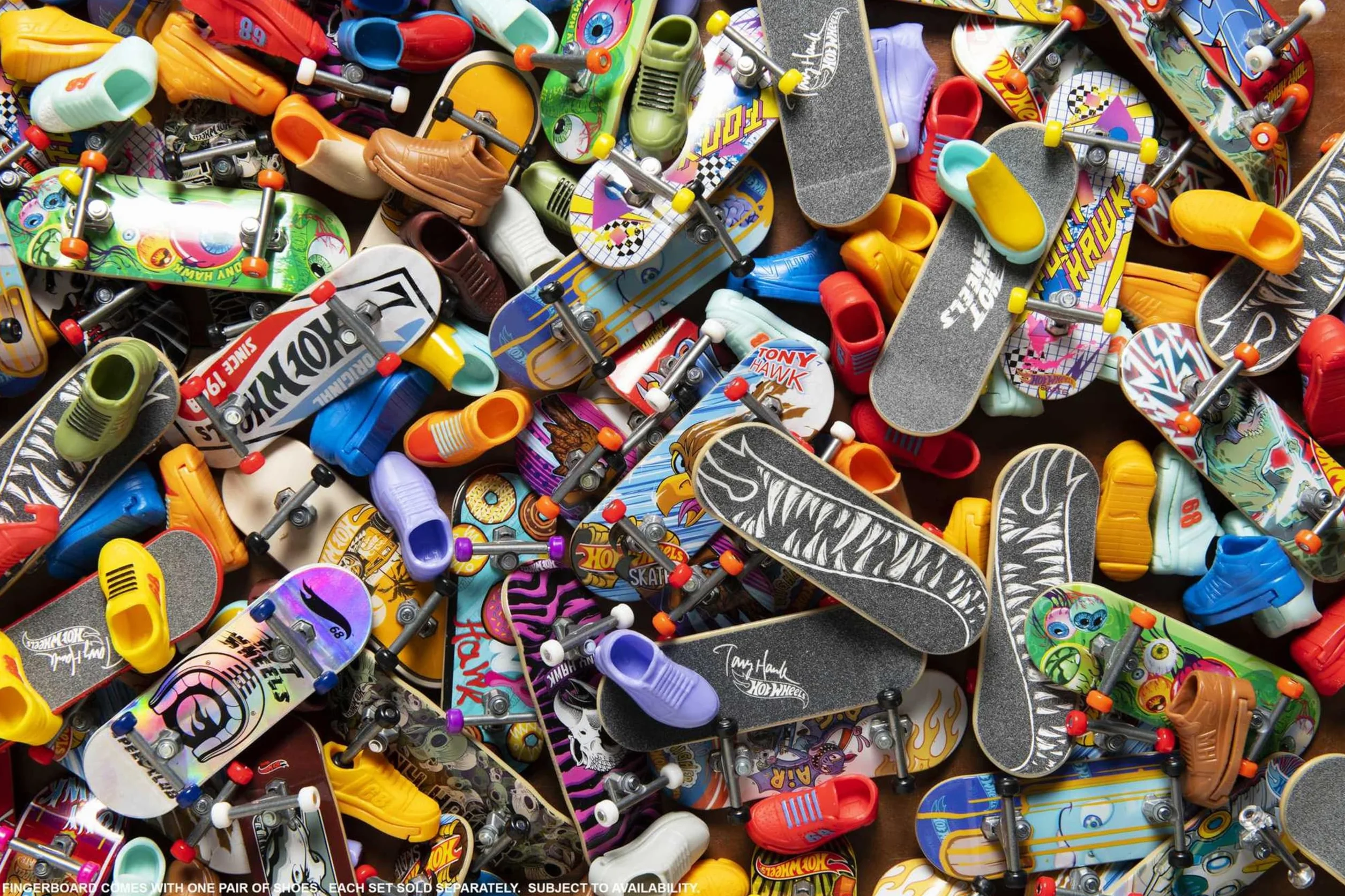 Hot Wheels Skate Fingerboard Coffret Tony Hawk HGT46 Jouet Enfant avec 1 Fingerboard et 1 Paire de Chaussures