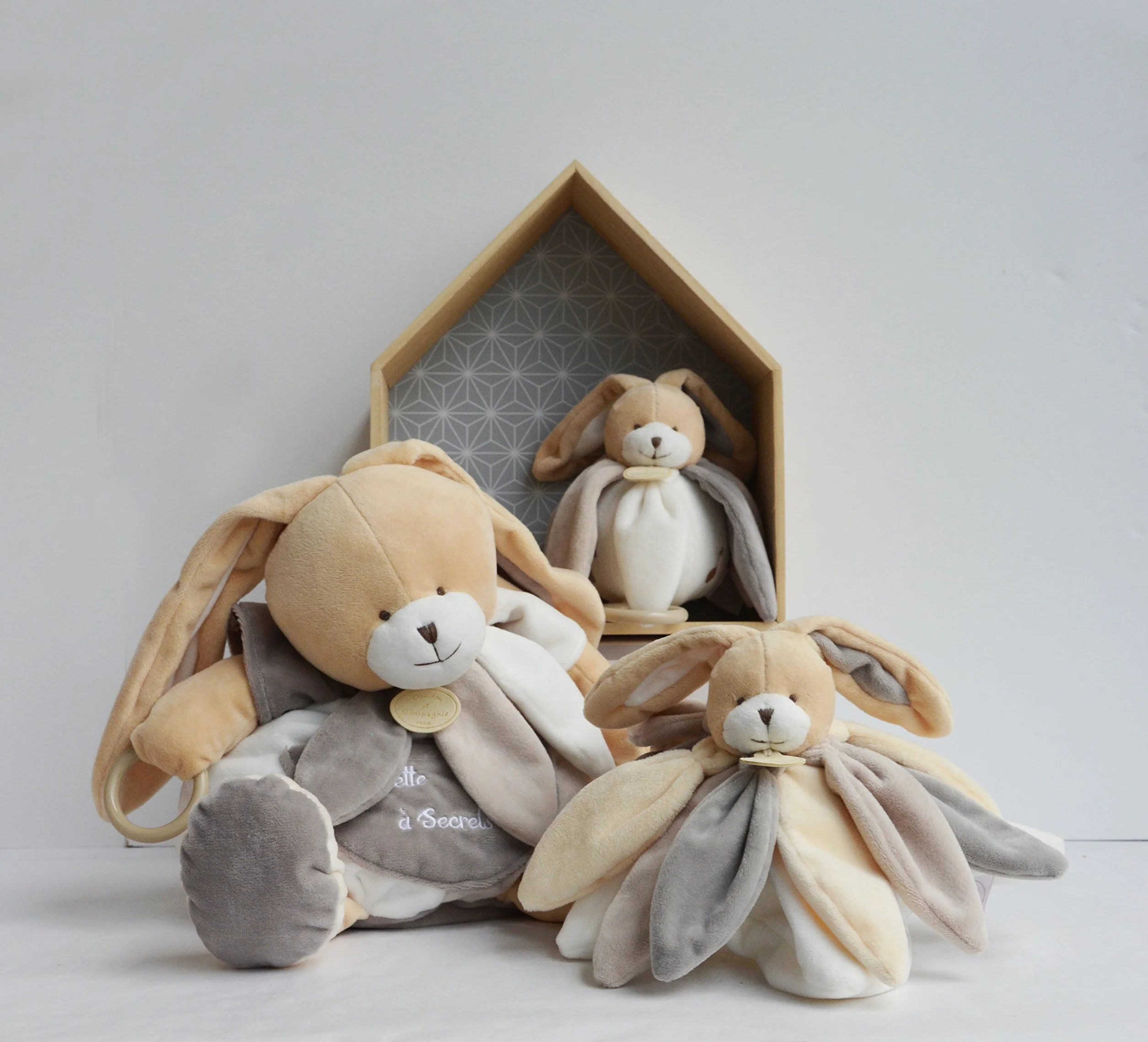 Doudou Lapin Plat Bébé Format Carré Pétale 28 cm Taupe Boite Cadeau DC2792