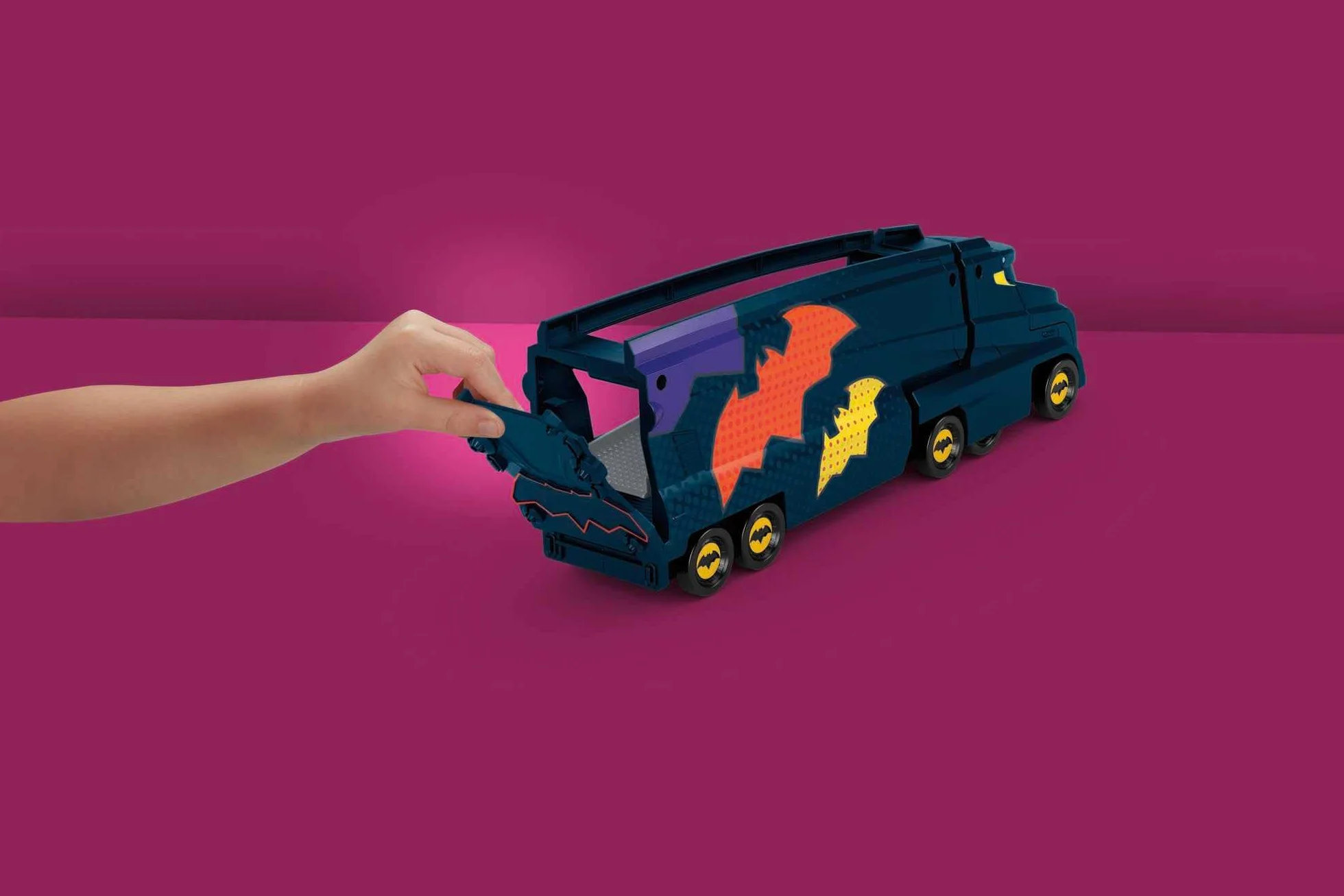 Fisher-Price Camion Transporteur Bat-Camion Batwheels DC Rampe Remorque 7 Véhicules Échelle 1/55 Jouet Enfant 3 Ans HMX07