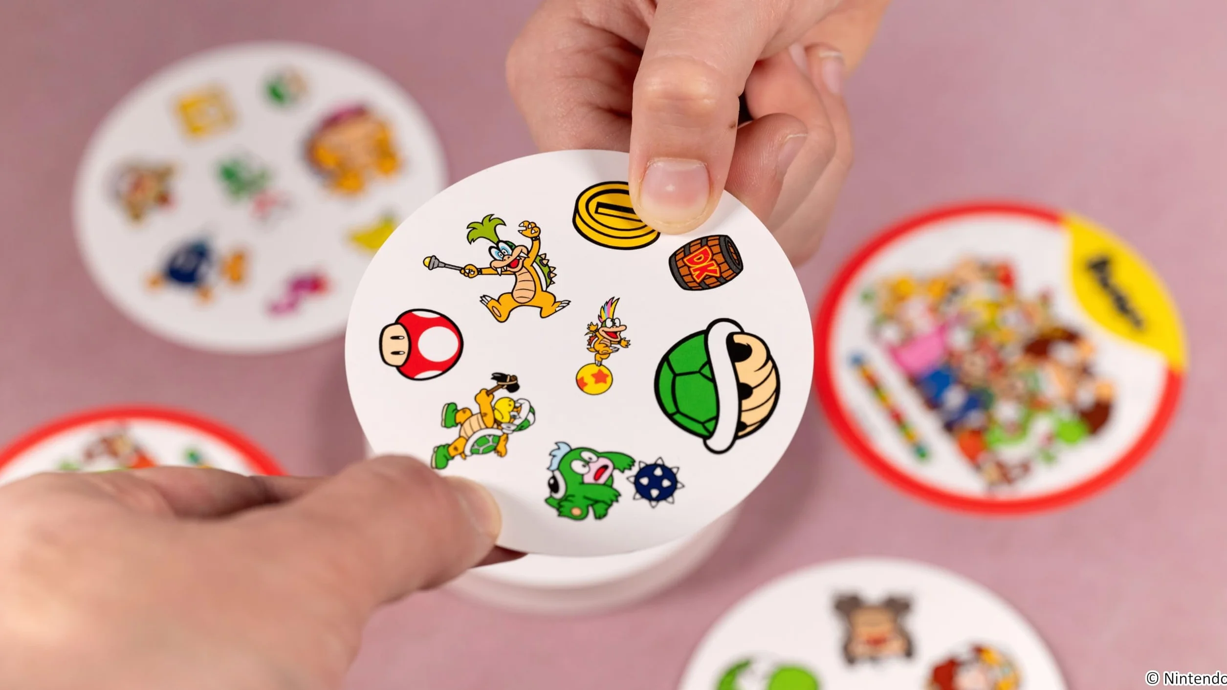 Asmodee DOBBLE Super Mario Jeu de Société Rapidité Observation Cartes Familial Enfants 6 Ans Boite Métal Multilingue